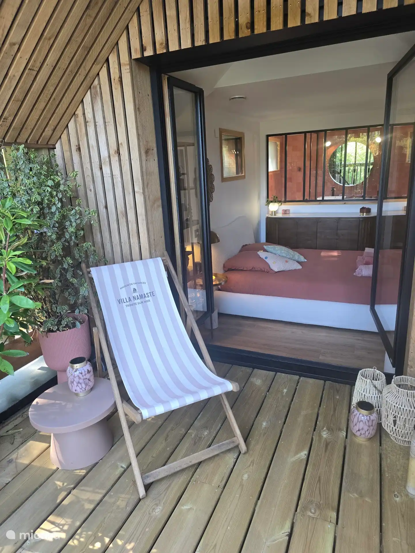 Chambre avec une terrasse privative, aménagée avec espace détente. Un cadre intime et agréable pour profiter de l’extérieur en toute tranquillité, idéal pour commencer ou terminer la journée au calme.