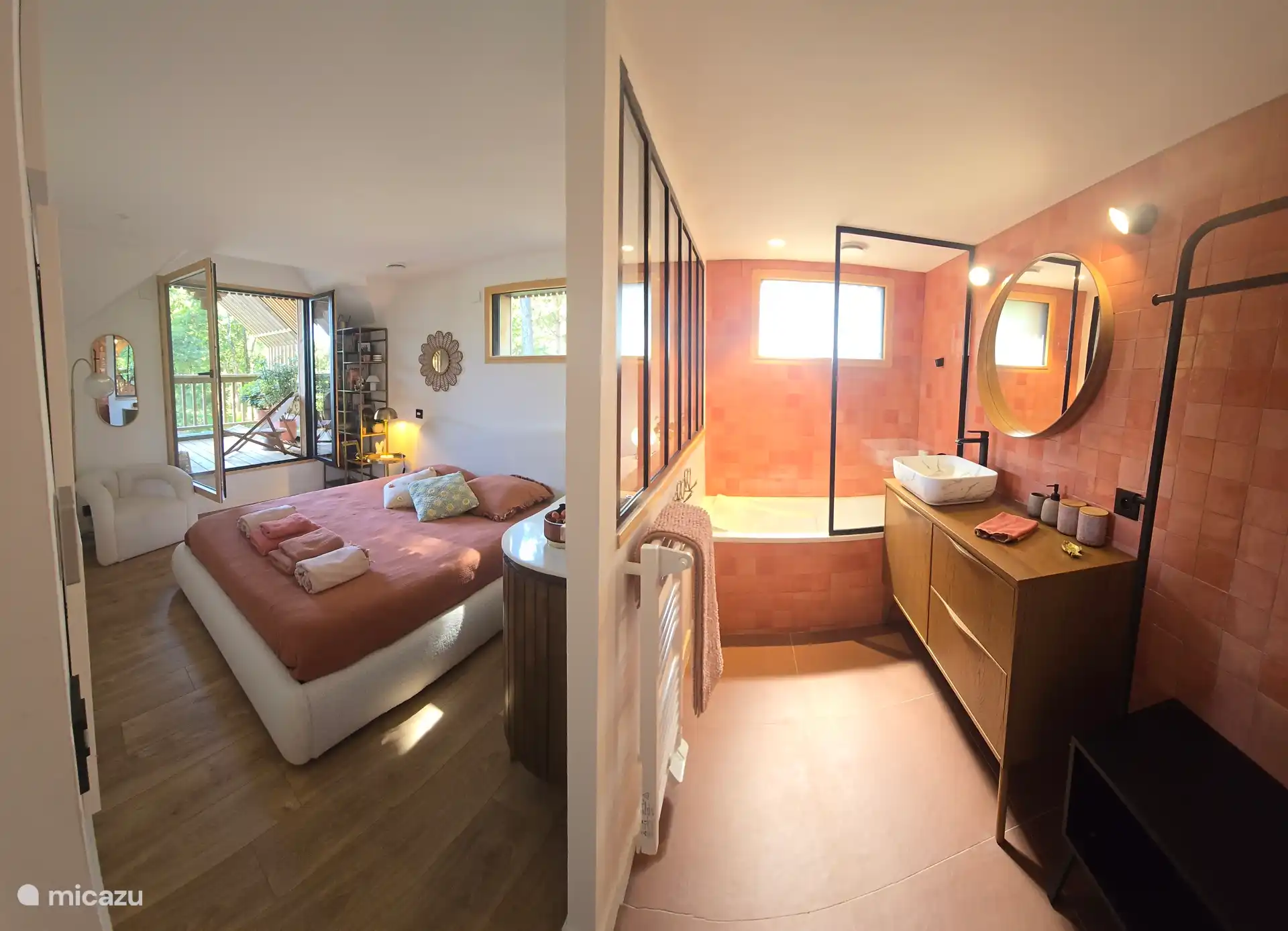 Suite avec salle de bain ouverte, équipée d’une baignoire et d’une vasque. Accès  à un balcon terrasse, offrant un espace lumineux, confortable, idéal pour profiter de l’extérieur.