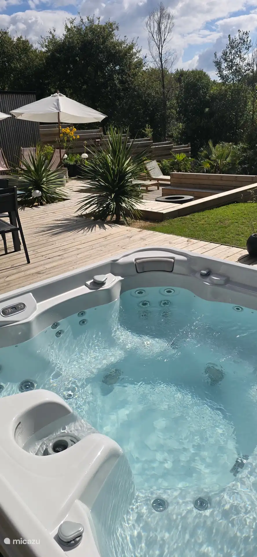 Spa extérieur 7 places  sur la terrasse, idéal pour des moments de détente en plein air. Espace aménagé avec bains de soleil et jardin, il offre un cadre agréable pour se relaxer en toute saison.