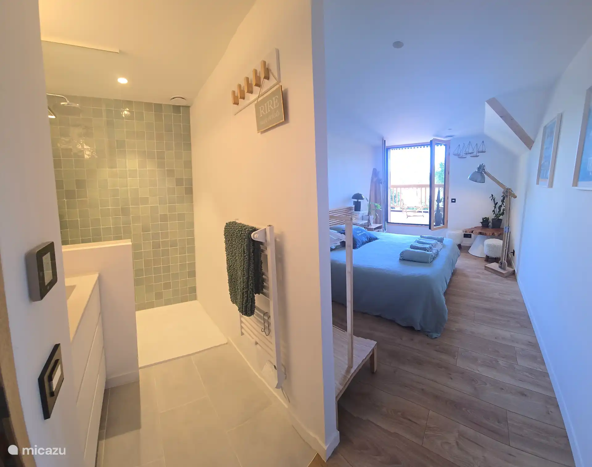 Chambre avec salle d’eau privative équipée d’une douche et d’un lavabo, offrant un espace confortable et fonctionnel avec accès à un balcon.