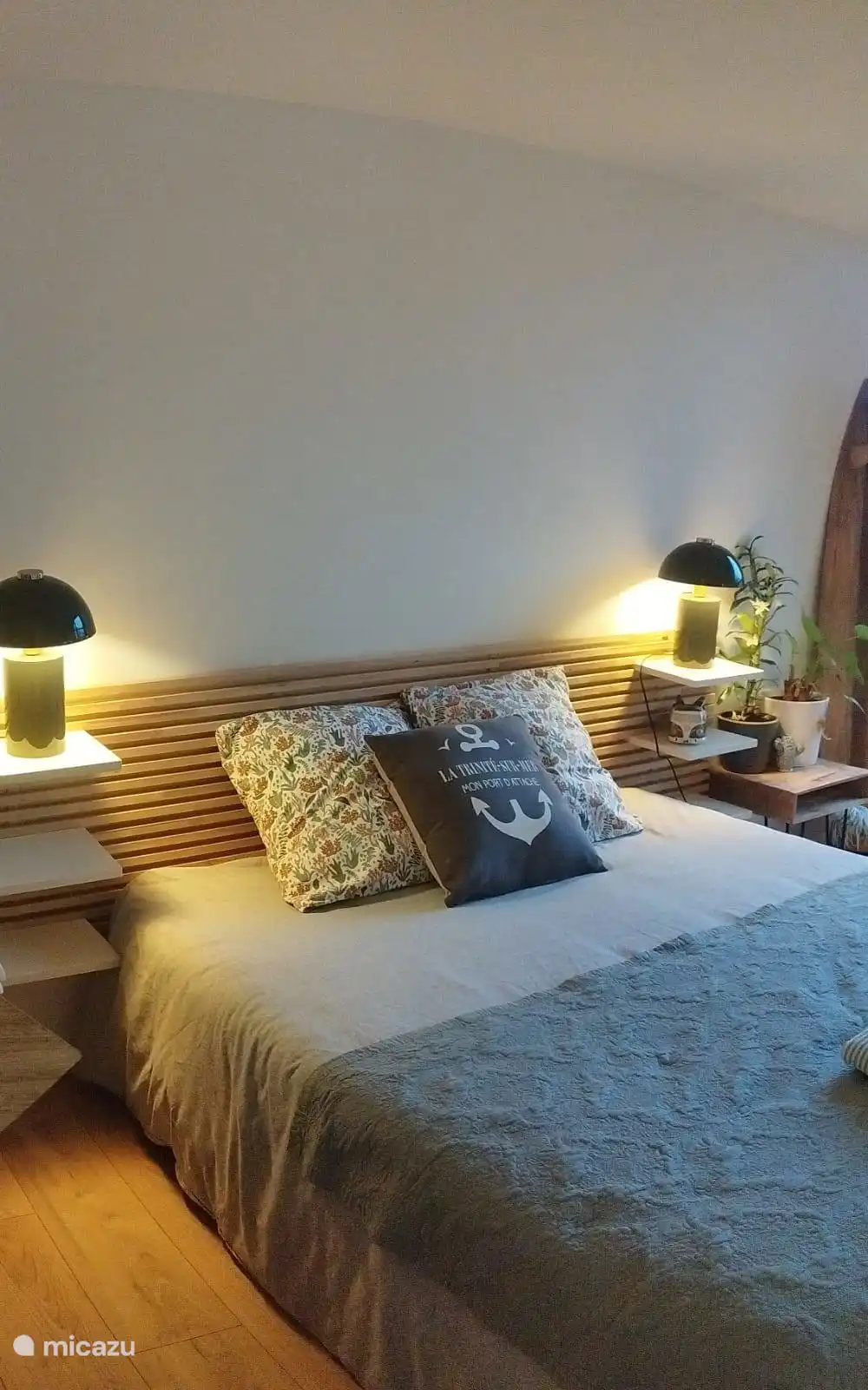 Chambre cosy et élégante avec literie confortable, idéale pour se reposer dans une ambiance douce et apaisante.