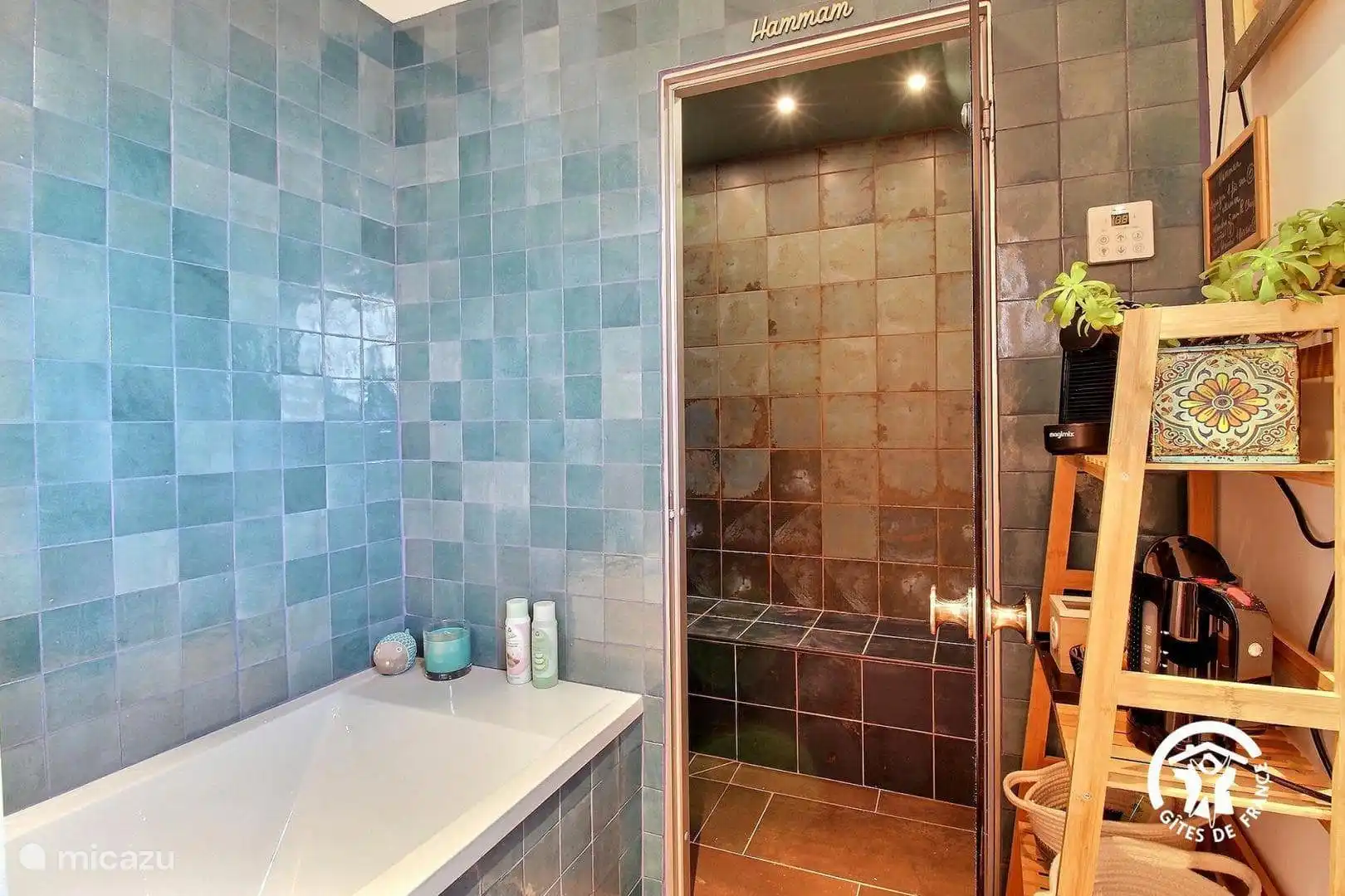 Hammam privatif, véritable espace bien-être, idéal pour se détendre et profiter d’un moment de relaxation après une journée en bord de mer.