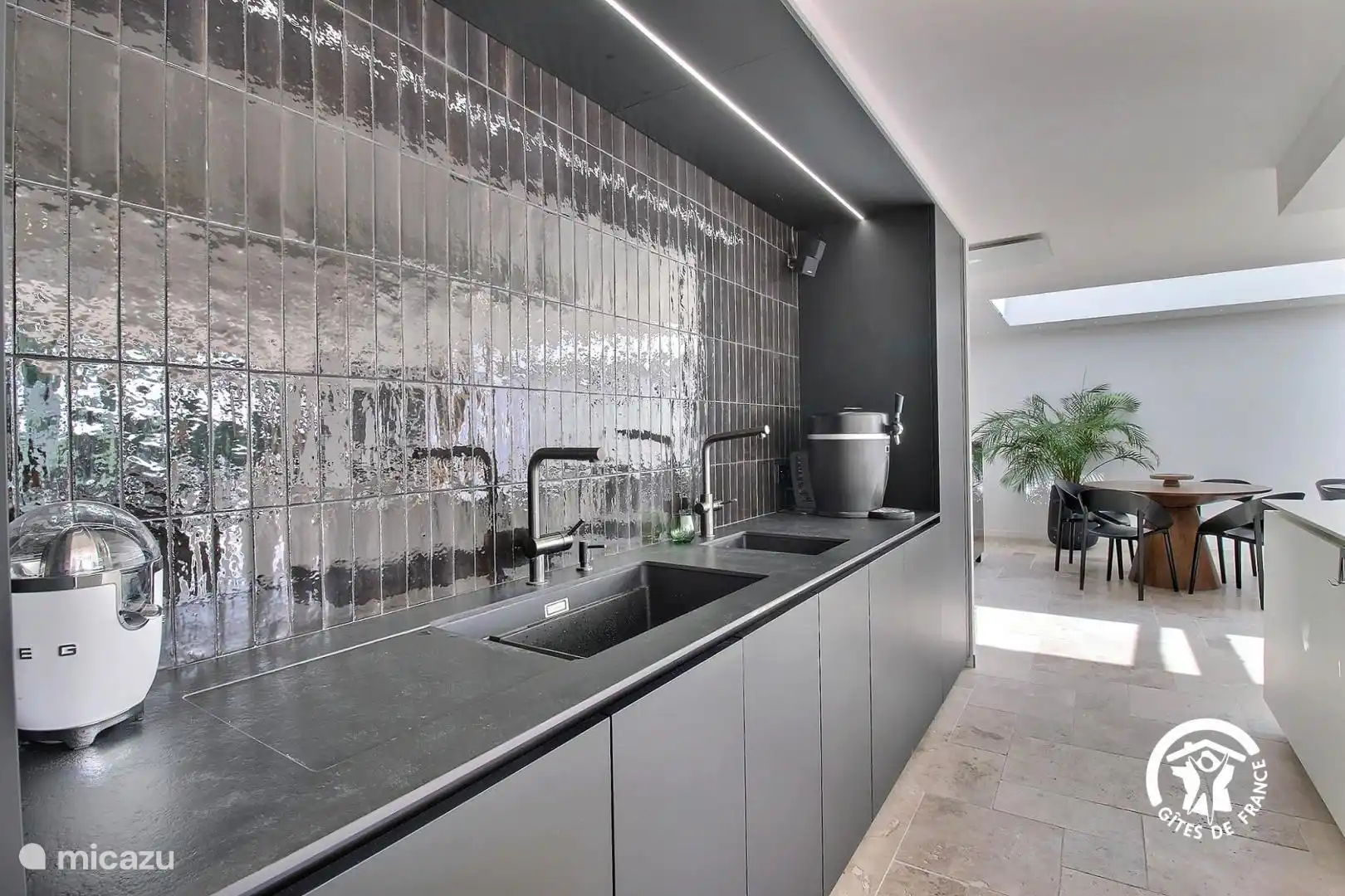 Cuisine moderne avec double évier et système Grohe Blue Home, offrant eau filtrée et pétillante directement au robinet, idéale pour cuisiner et se simplifier le quotidien.