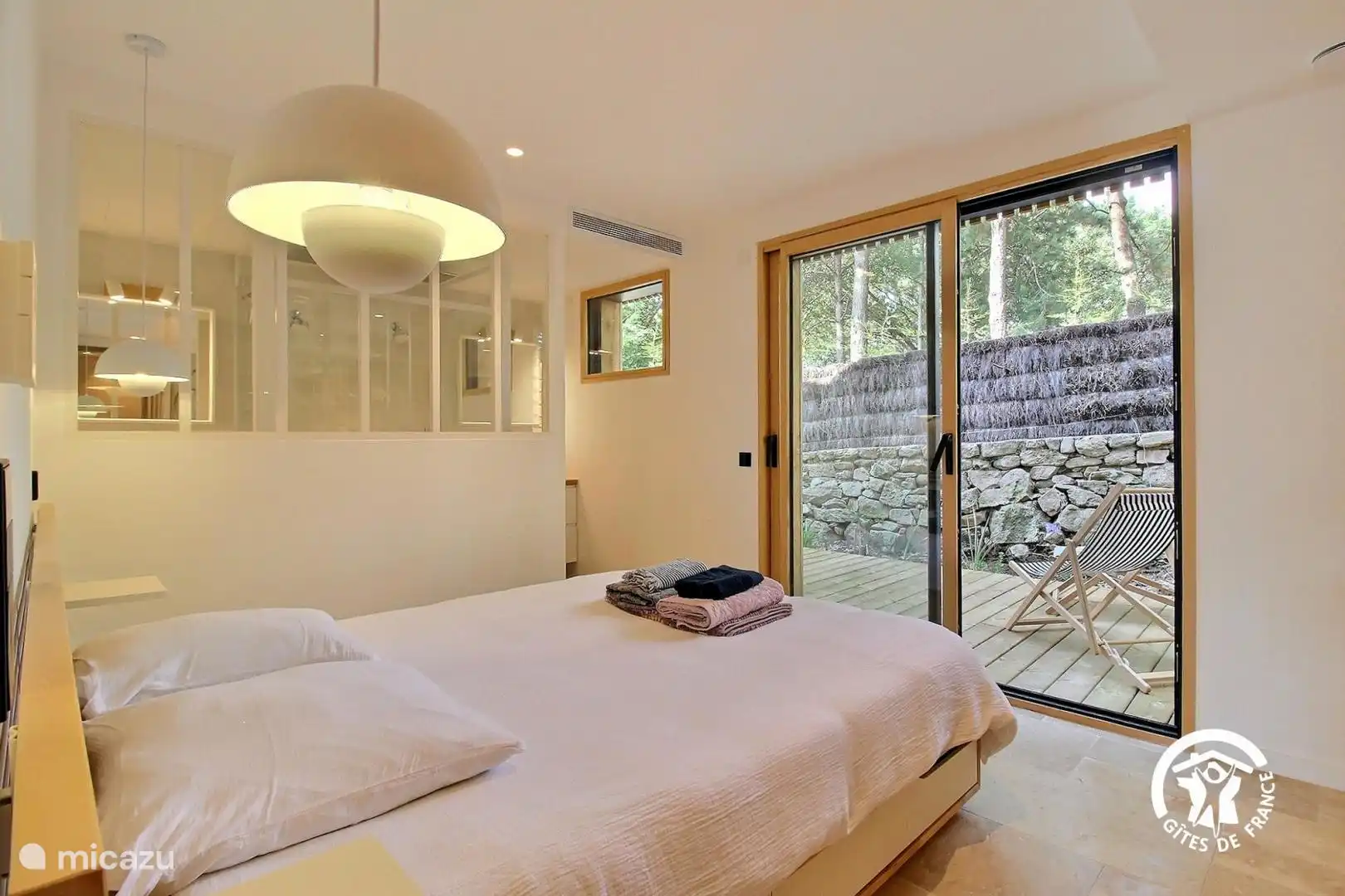 Suite au rez-de-chaussée avec accès terrasse, salle d’eau ouverte avec double douche et double vasque. Un espace lumineux, confortable et fonctionnel.