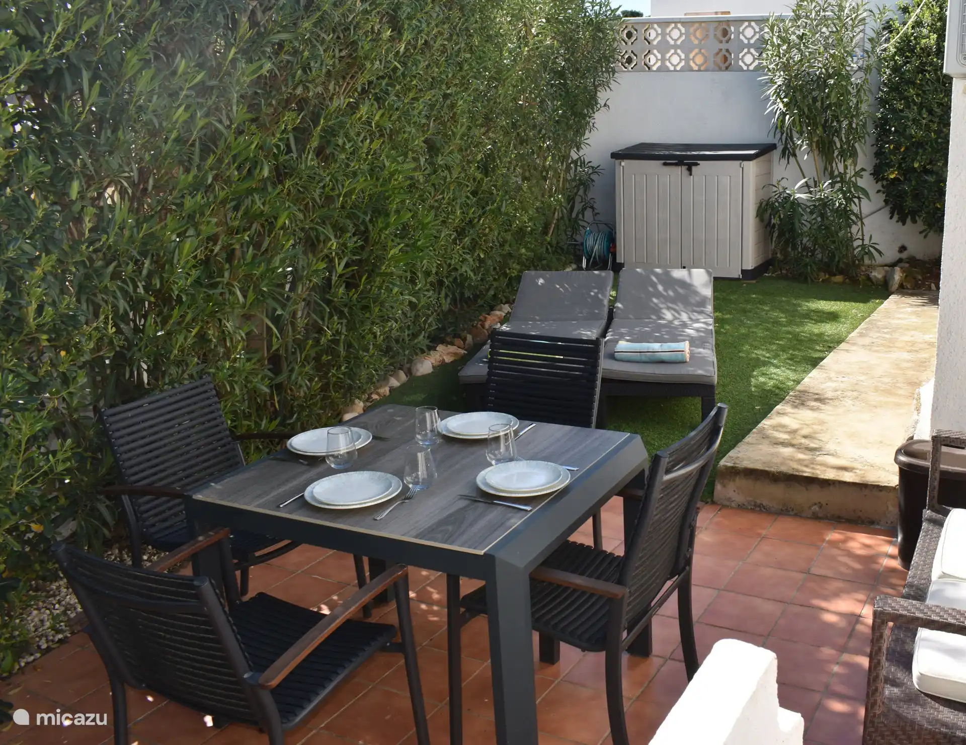 Met zowel voor het huis als achter het huis fijne zitplekken.