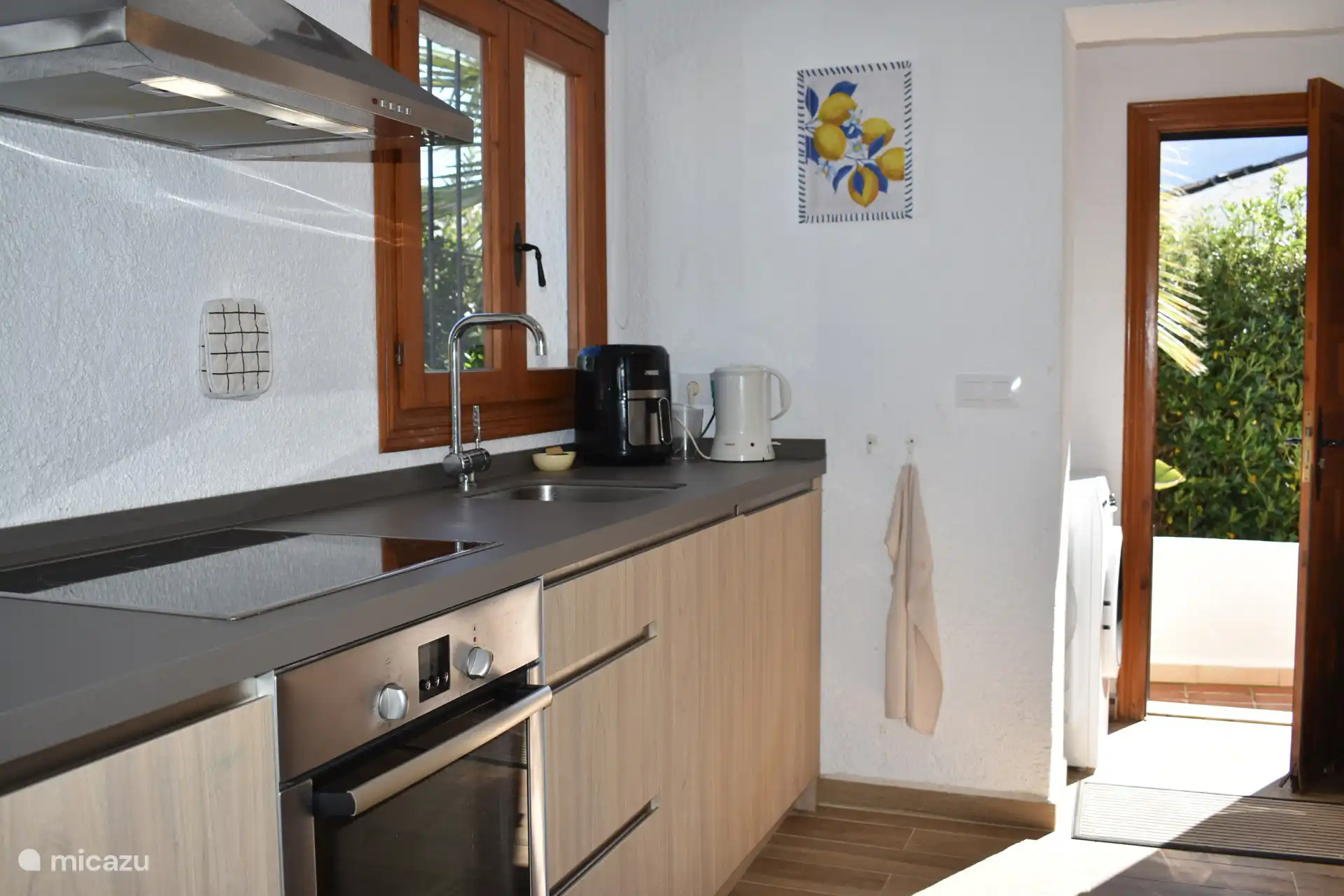 Vanaf de woonkamer loop je de half open keuken in.