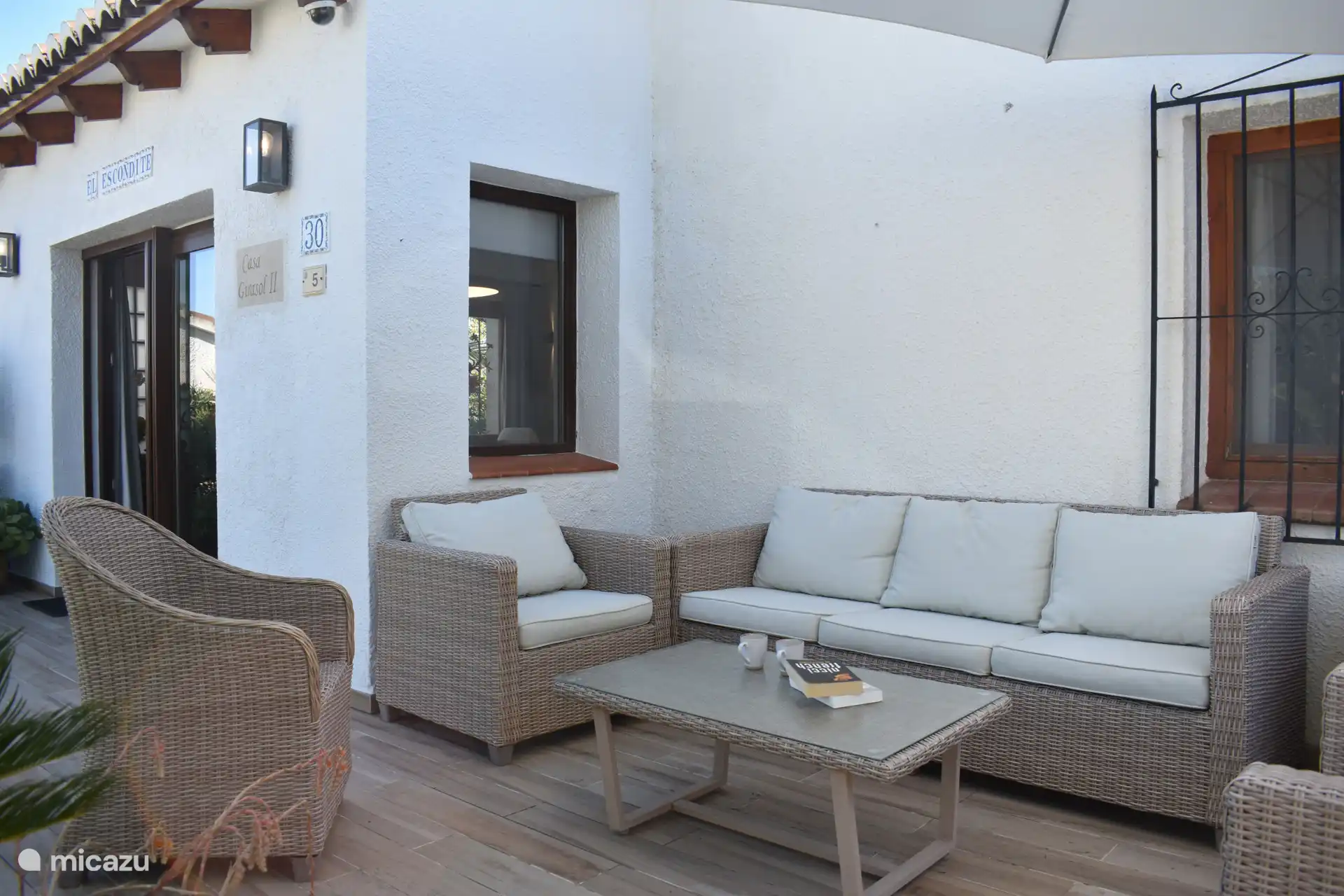 Een vrijstaand, goed verzorgd en gelijkvloers vakantiehuis.