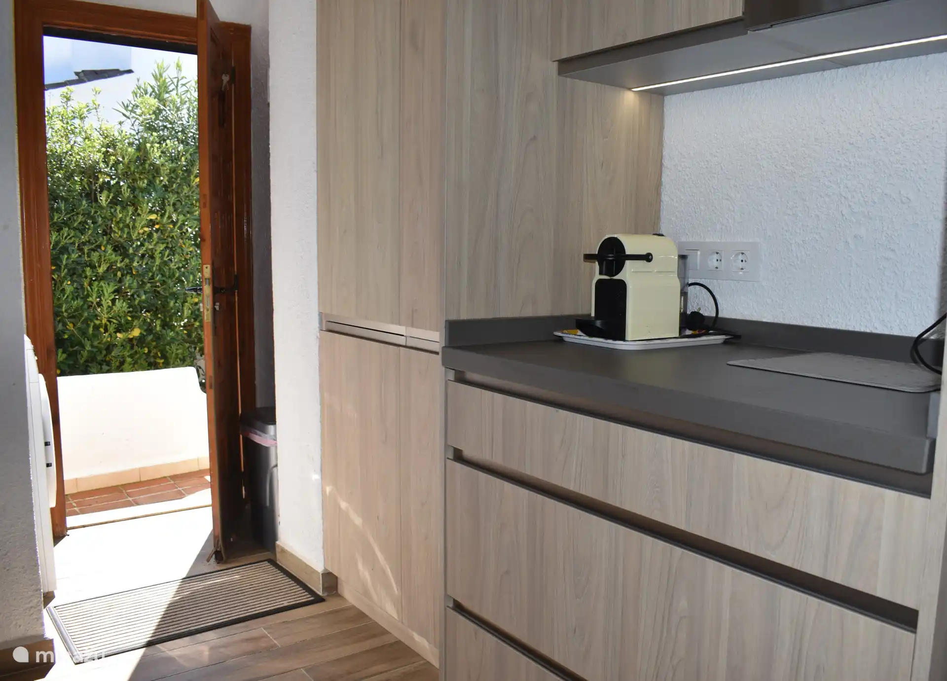 Deze is voorzien van een koelkast met vriesvak, 4-pits kookplaat, vaatwasser, wasmachine, Airfryer, Nespresso koffiezetapparaat, waterkoker, oven en magnetron.