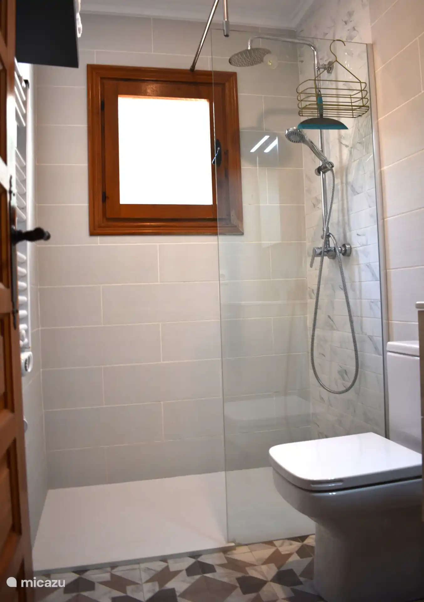 En een ensuite badkamer met douche, toilet, wastafel en föhn.