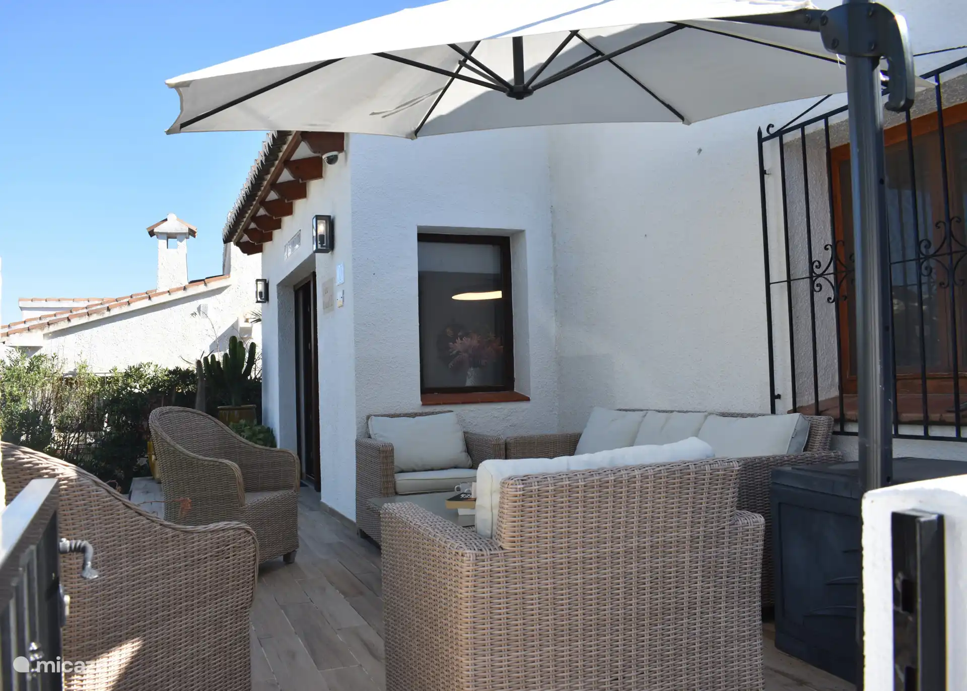 Aan de voorzijde van de woning bevindt zich een tuin/terras en is voorzien van een comfortabele loungeset.