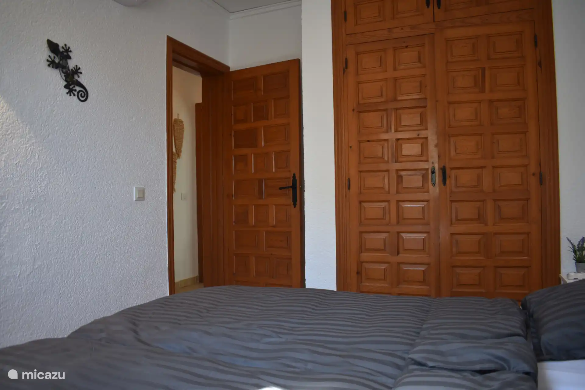 Slaapkamer 2: twee 1-persoonsbedden (90x200).