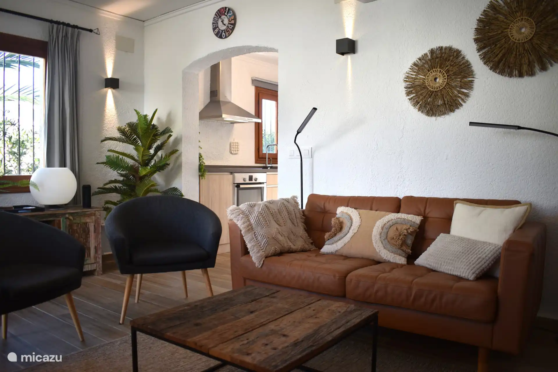 Aan de voorzijde van het huis kom je binnen in de woonkamer.