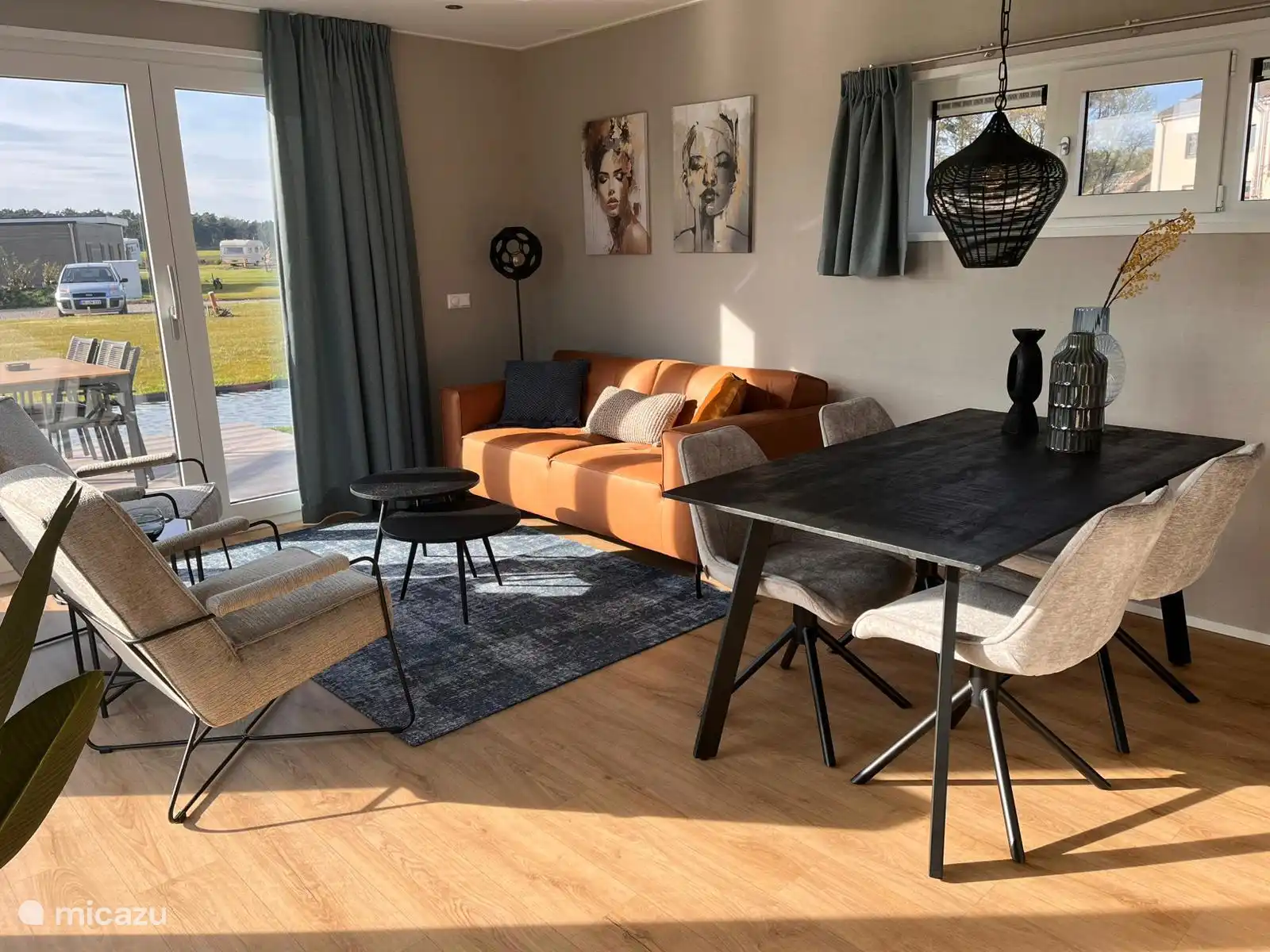 Las grandes ventanas proporcionan mucha luz en el salón.