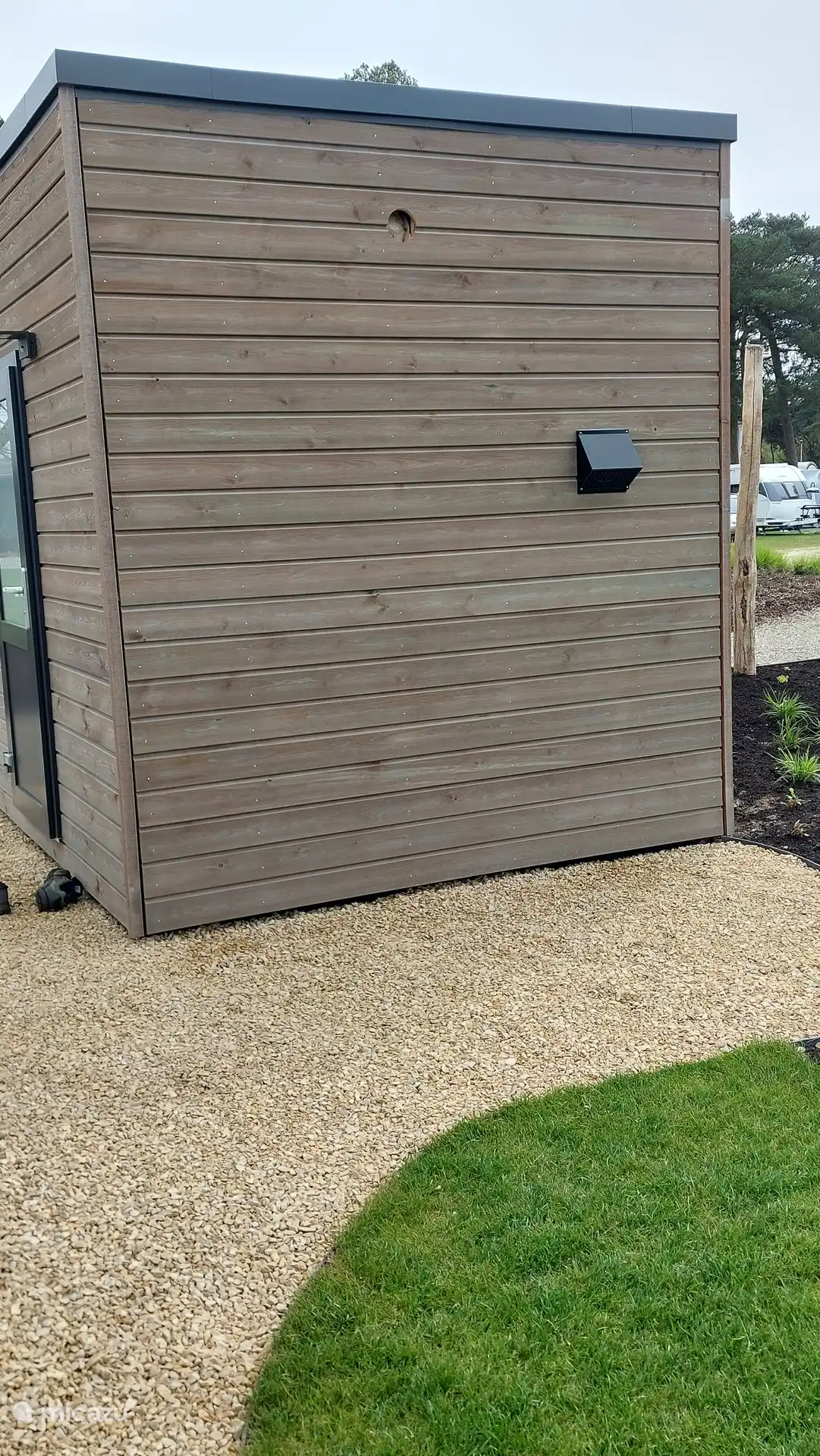 Bicycles can be safely stored in the spacious mountain or behind it. 