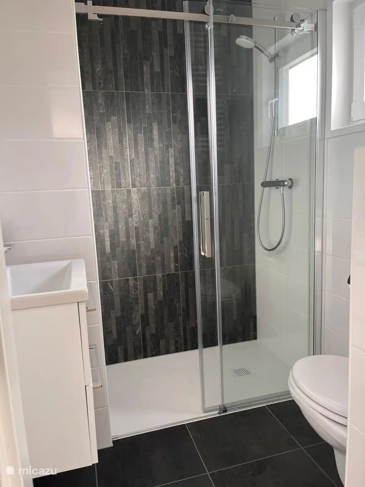 Baño espacioso con escurridor para toallas. Hay un secador de pelo disponible. 