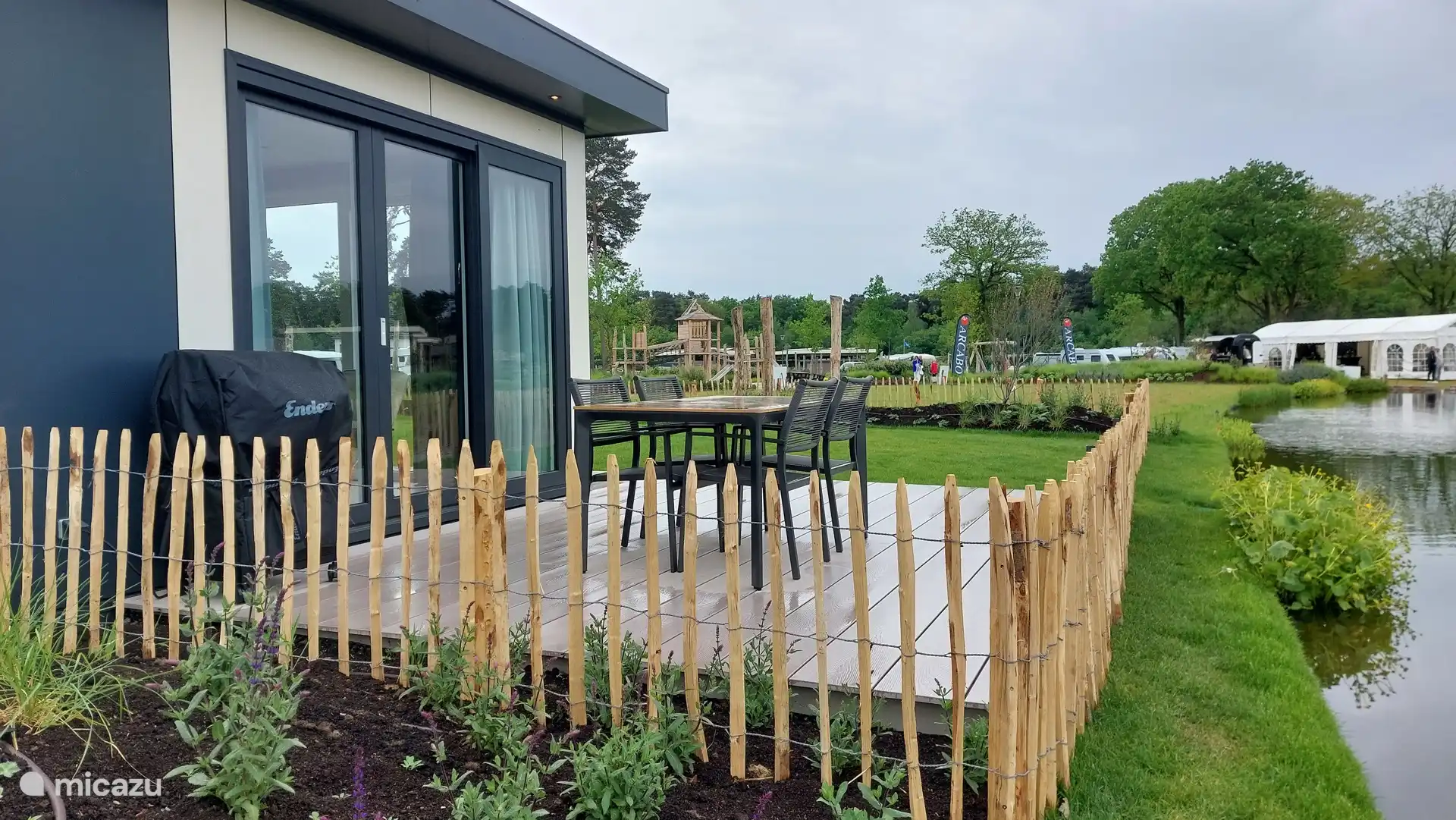 Der Garten ist eingezäunt, damit Ihre Kinder im Garten spielen können. 