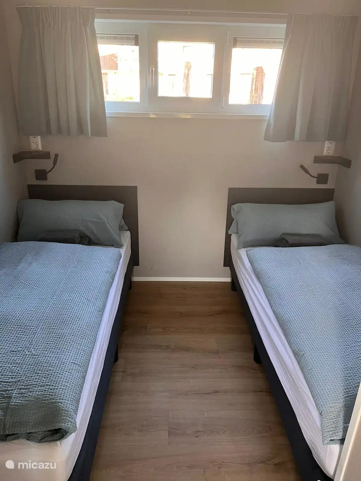 Dormitorio con buenas camas y espacio en el armario. 