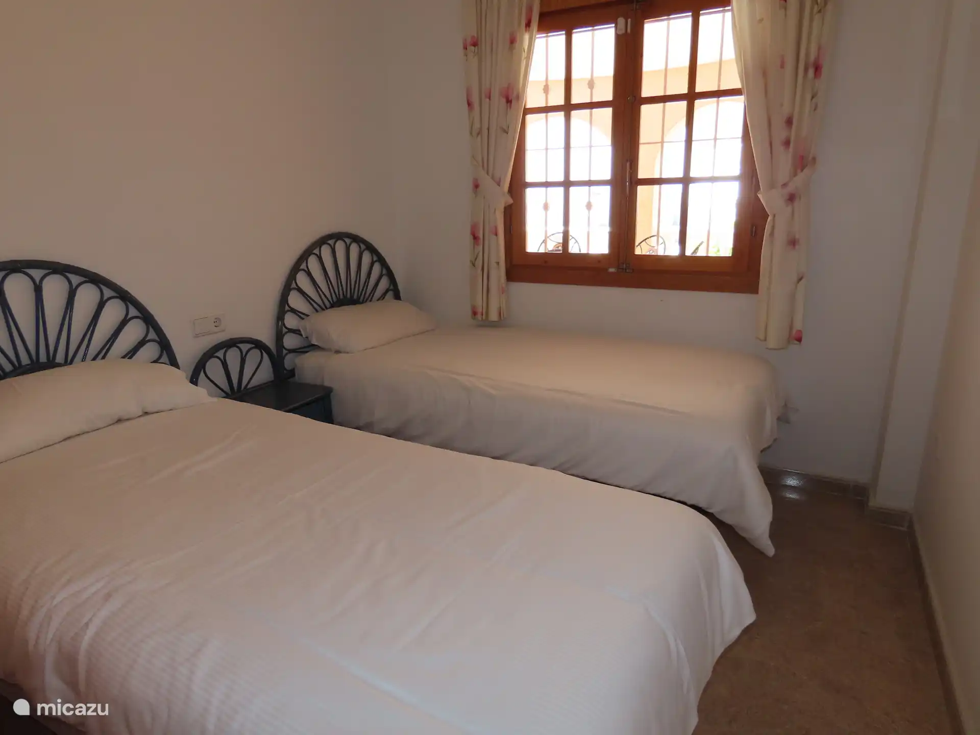 Slaapkamer met 2 enkele bedden, airconditioning en kledingkast 