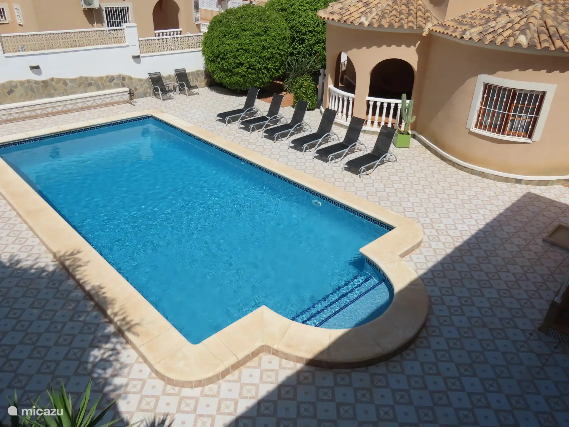 Groot privé zwembad