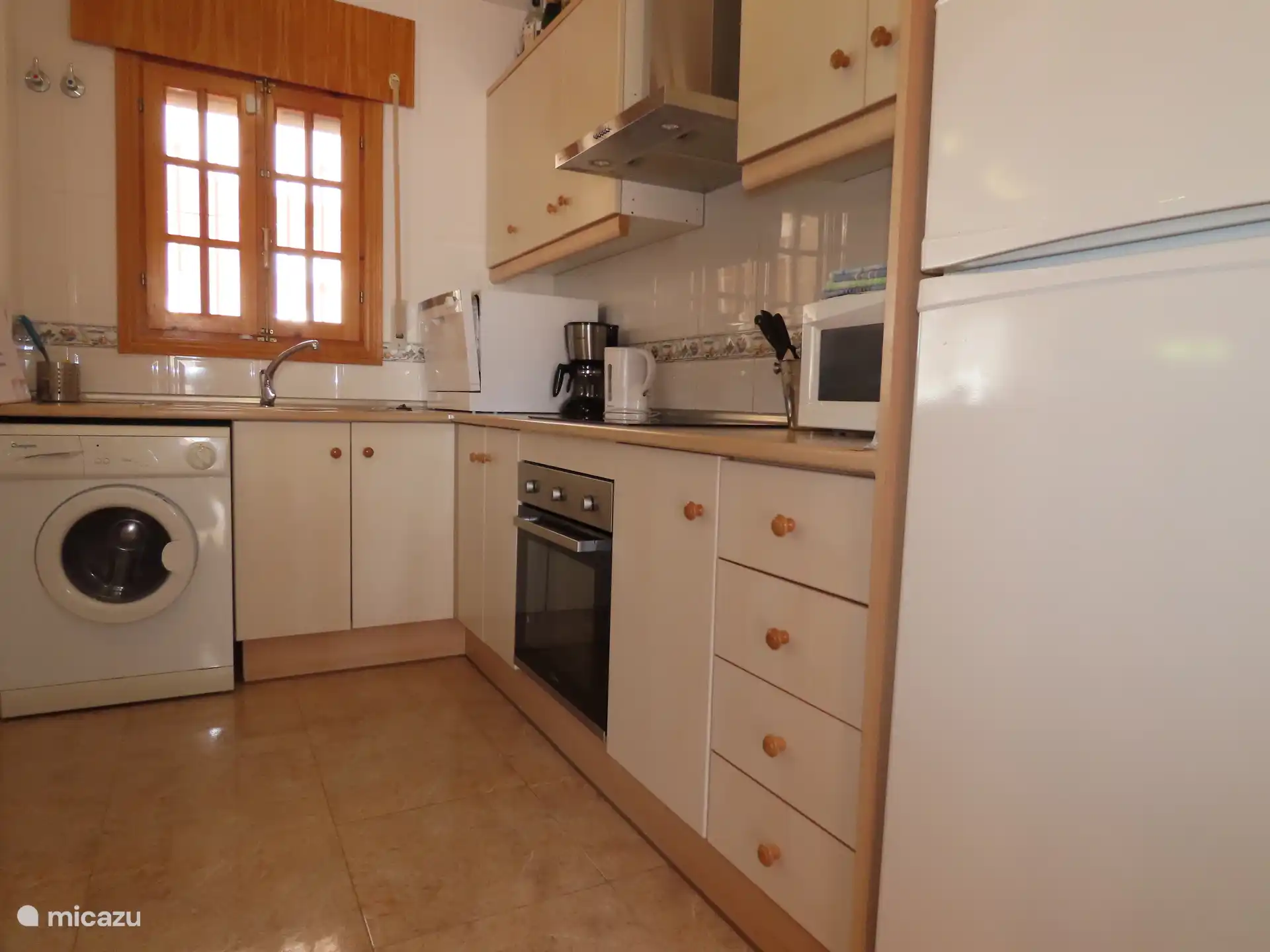 Keuken met vaatwasser, wasmachine, magnetron etc.