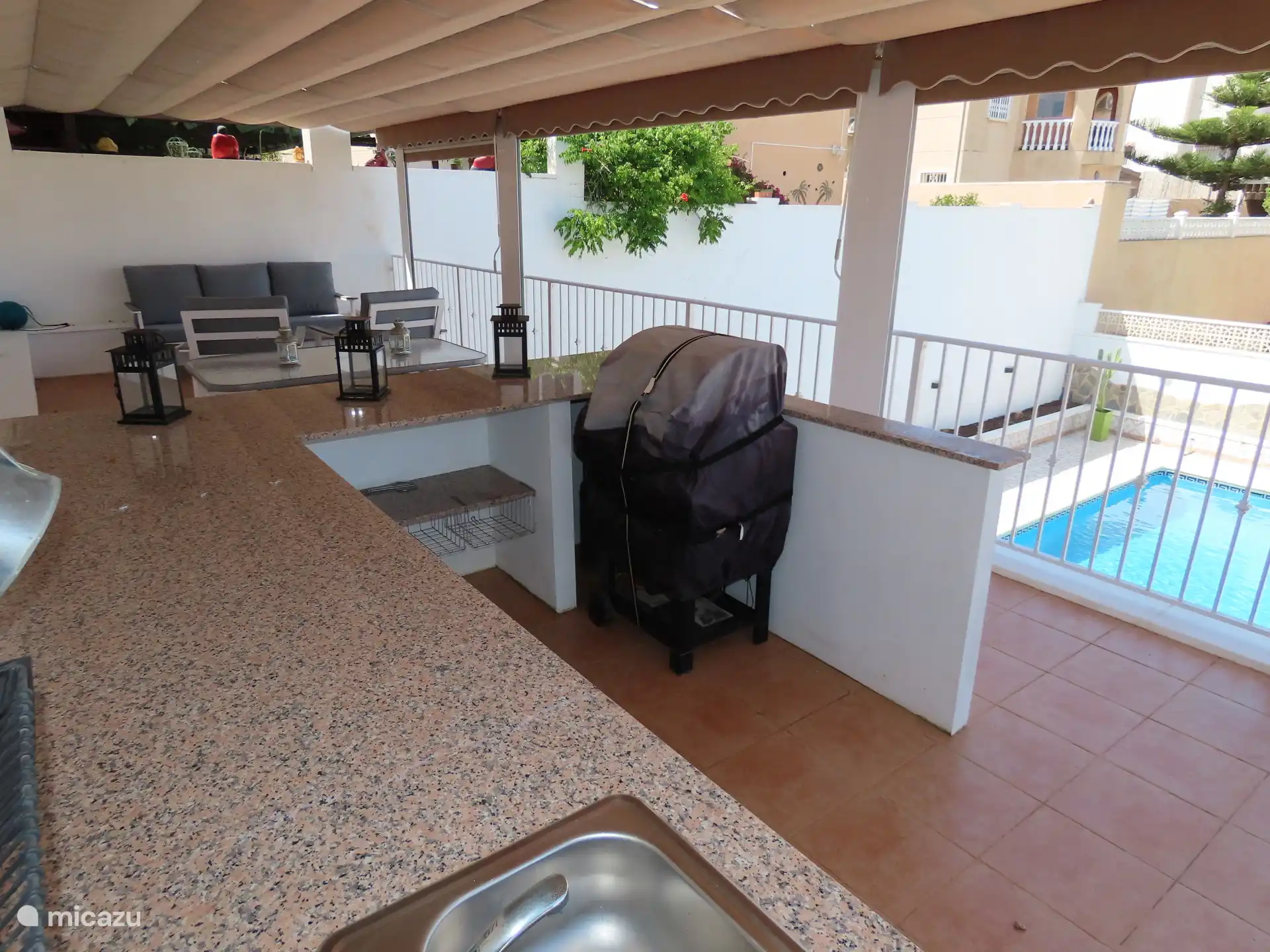 Buitenkeuken en zitgelegenheid