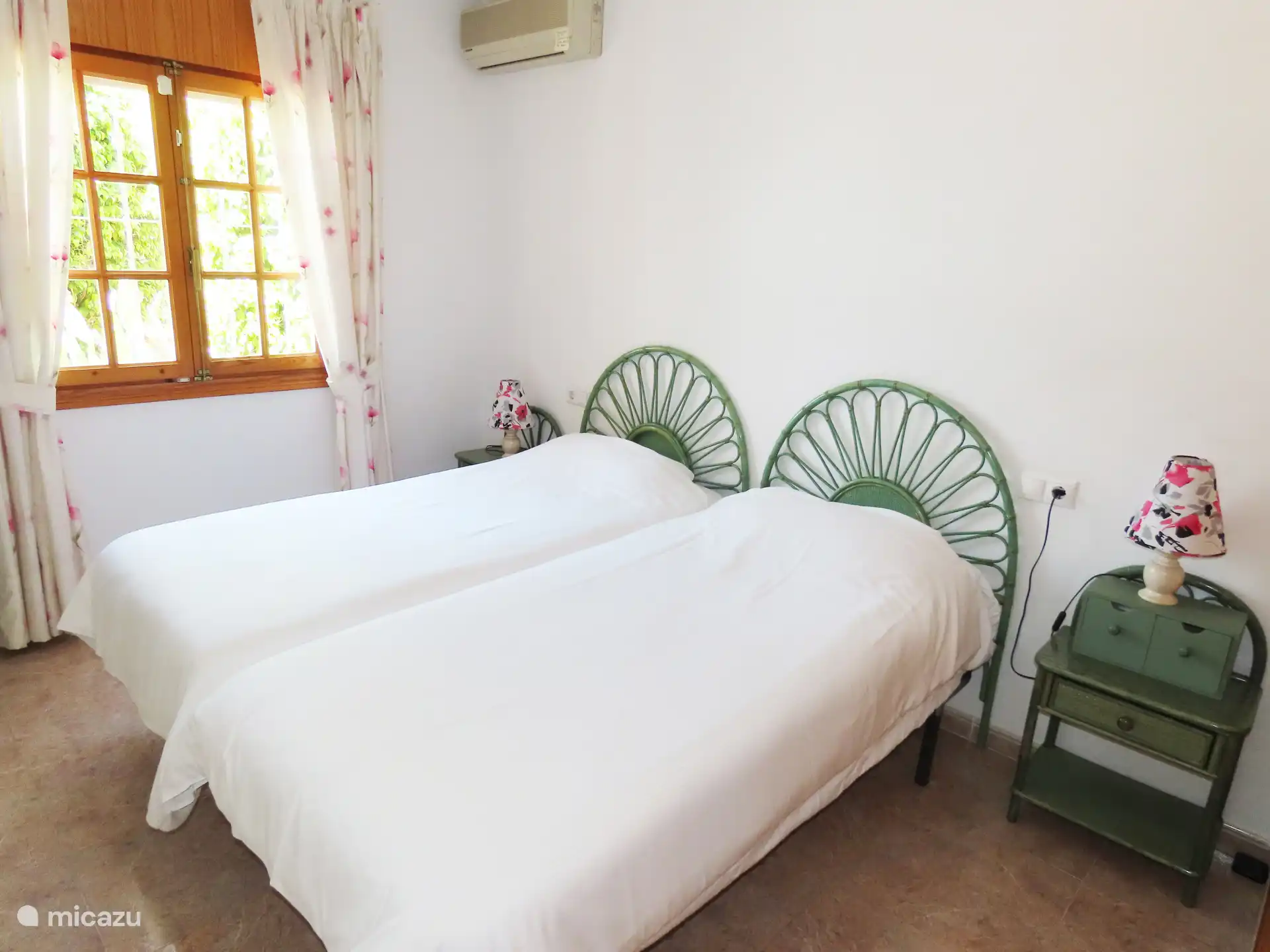 Slaapkamer met 2 enkele bedden, airconditioning en kledingkast 