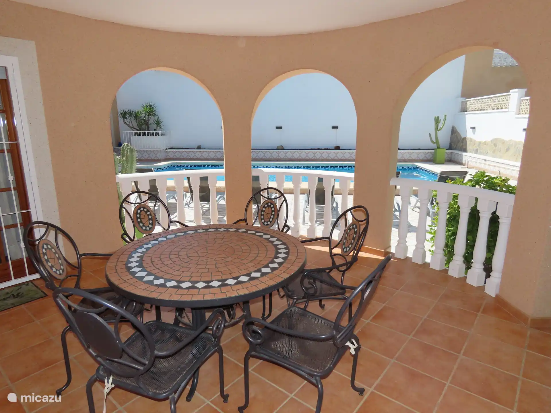 Overdekte veranda met zitgelegenheid