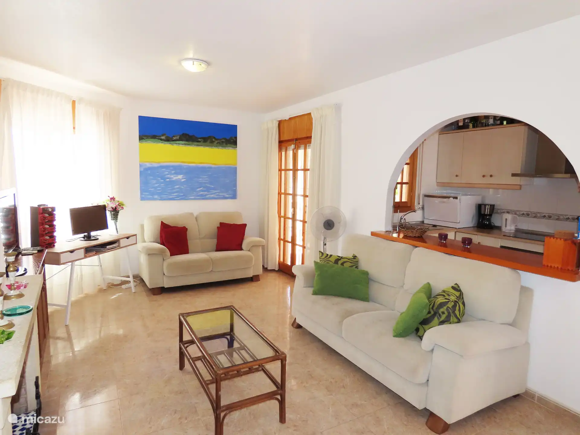 Woonkamer met half open keuken