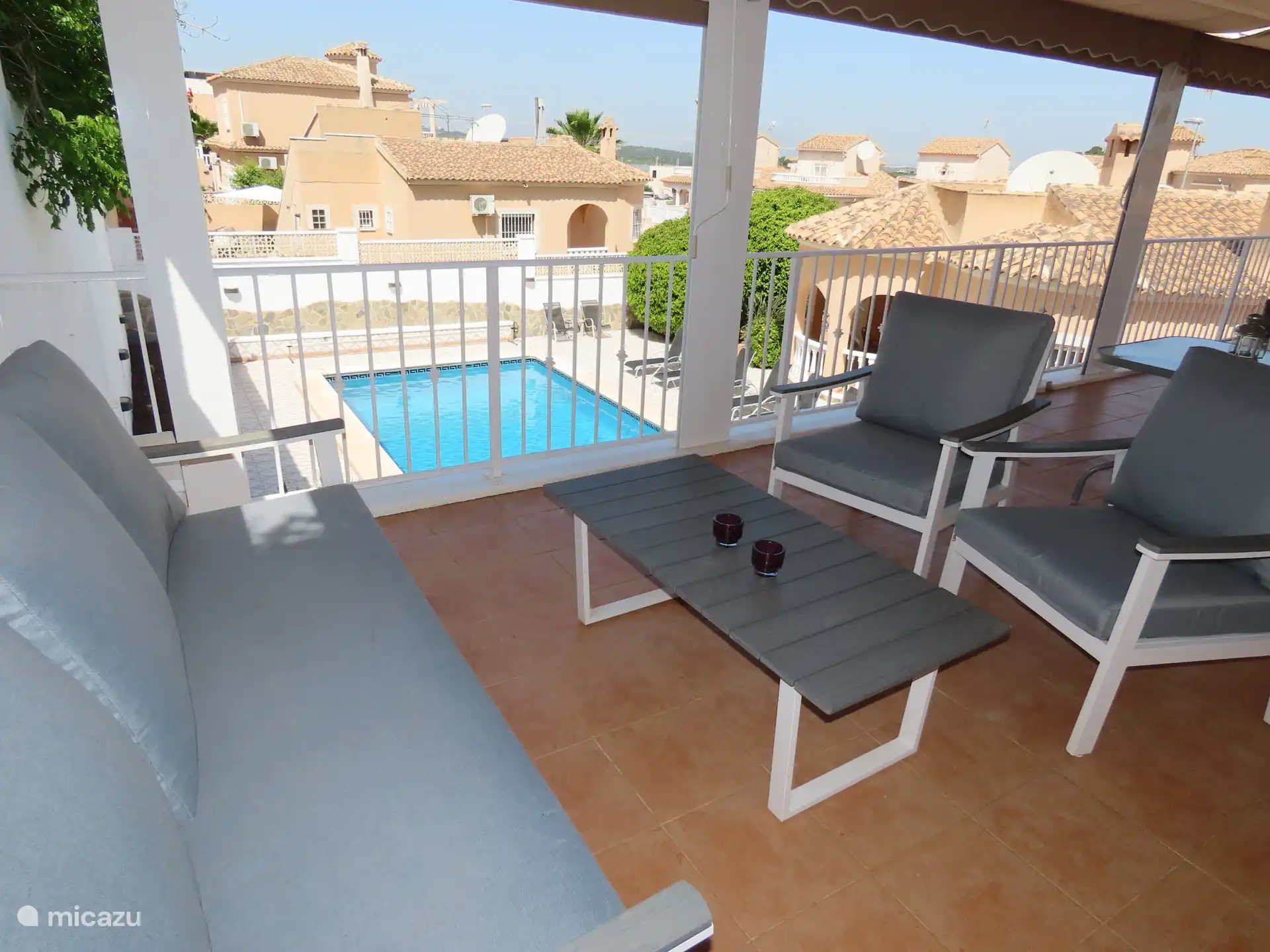 Extra zitgelegenheid met uitzicht op het zwembad