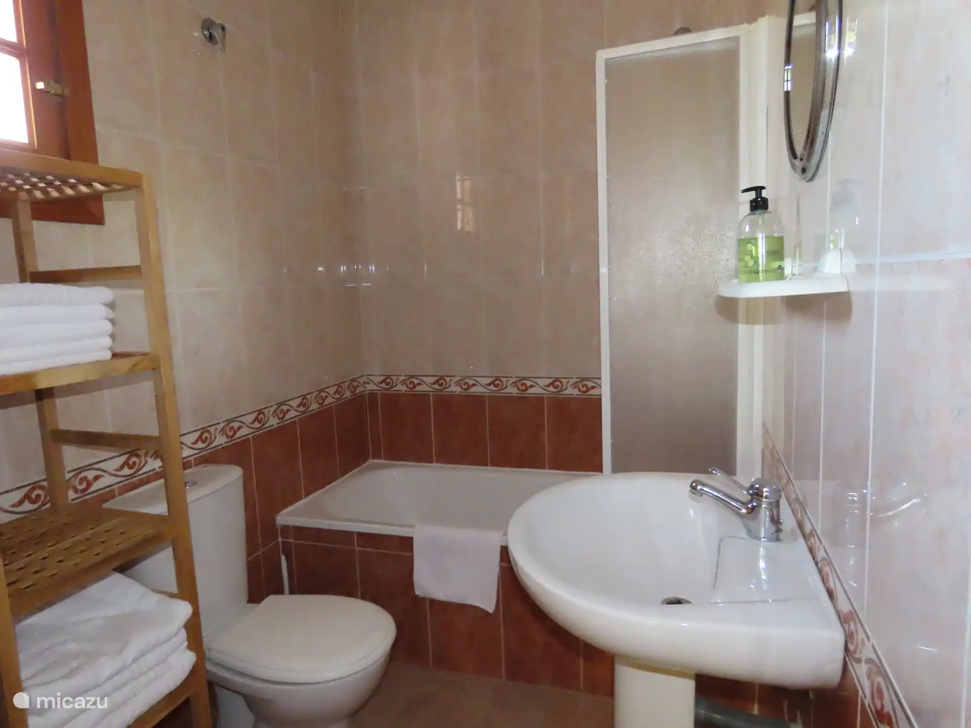 badkamer met ligbad en toilet