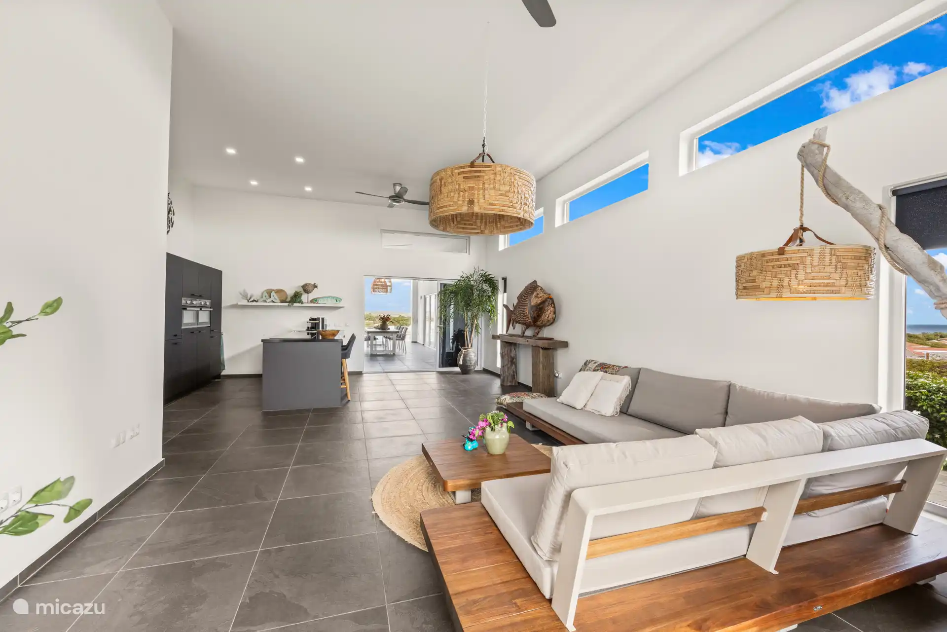 Bij binnenkomst kijk je direct uit over de open leefruimte met keuken, woonkamer en eettafel