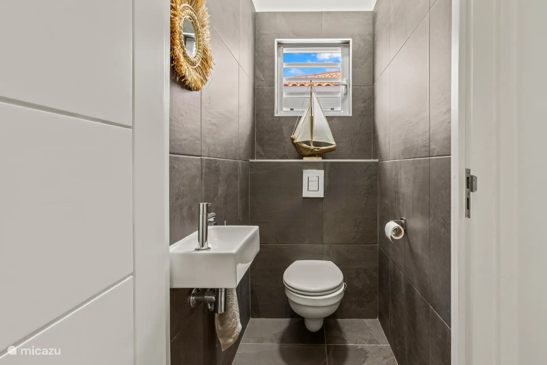 Aparte toiletruimte voor extra comfort en privacy.