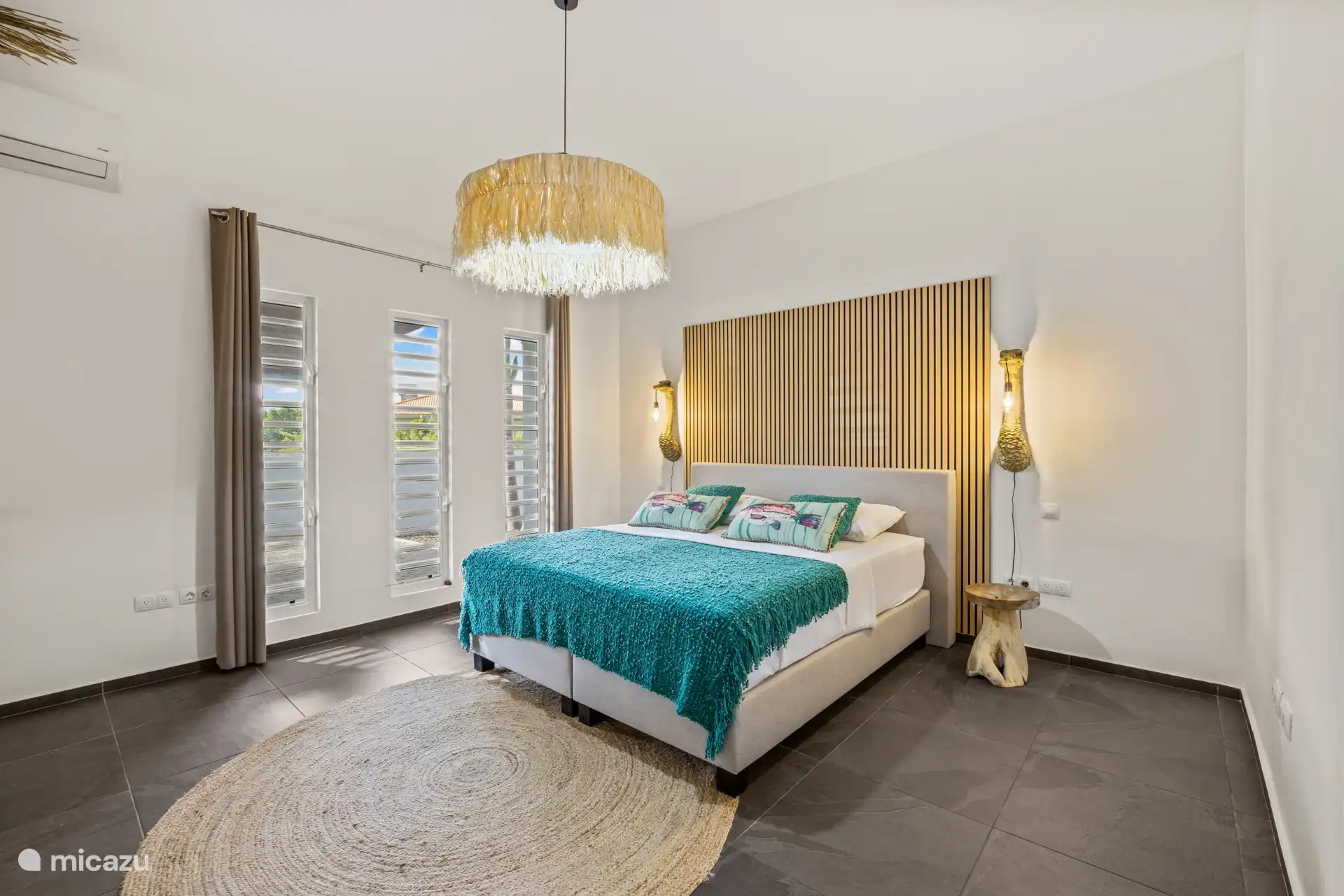 Sfeervolle en luxe slaapkamer, een heerlijke plek om tot rust te komen na een dag in de zon