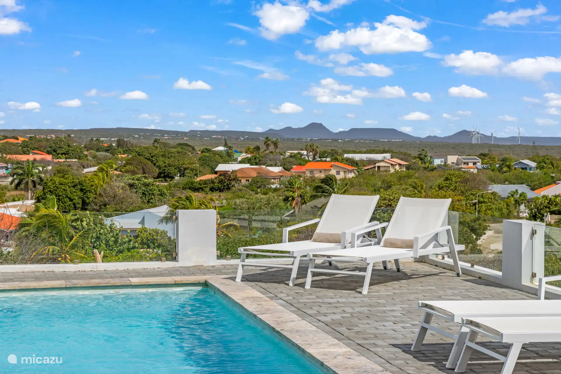 Ligbedden met een prachtig uitzicht, de perfecte plek om te ontspannen en te genieten van de zon