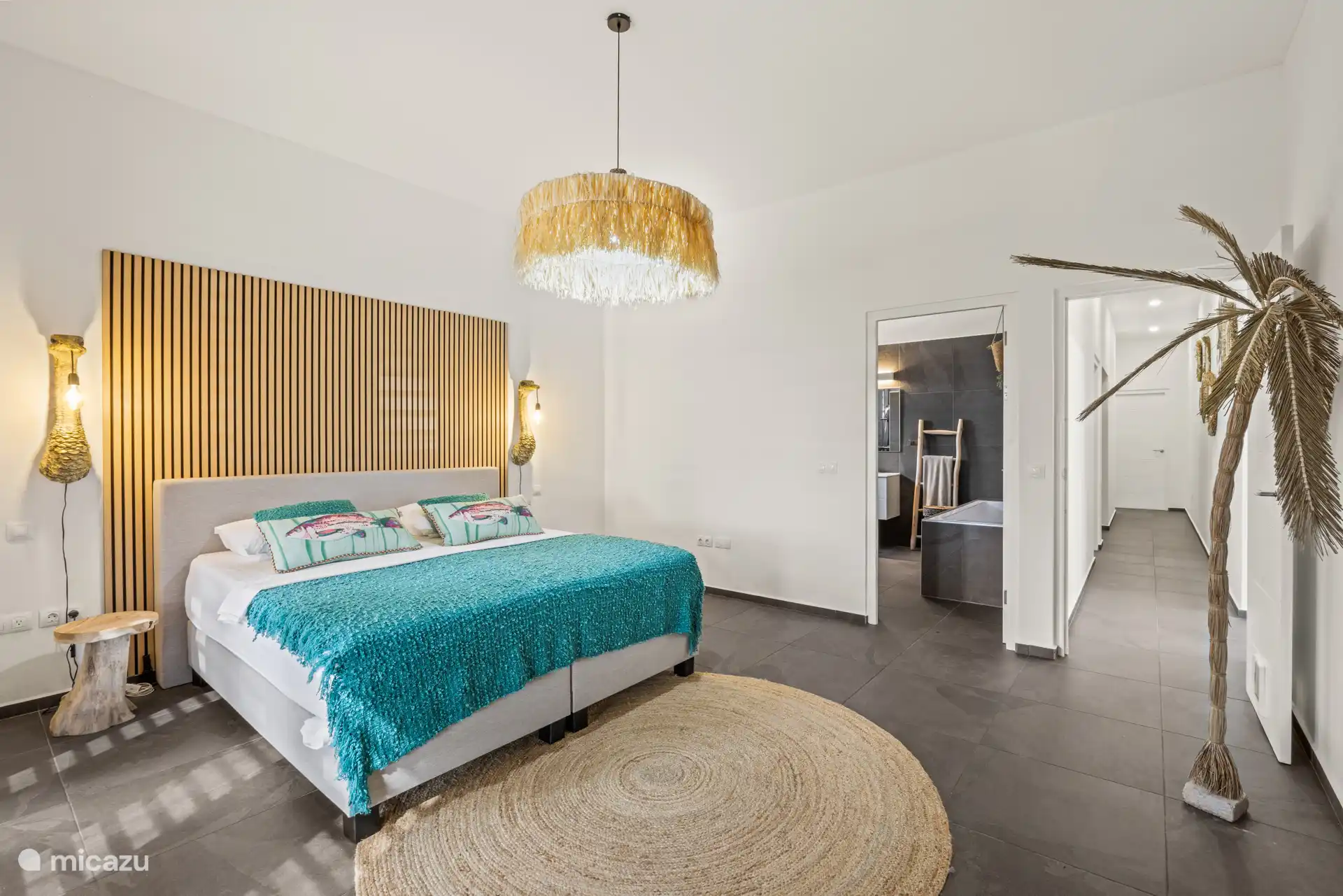 Stijlvolle slaapkamer met ensuite badkamer voor een comfortabel en privé verblijf.