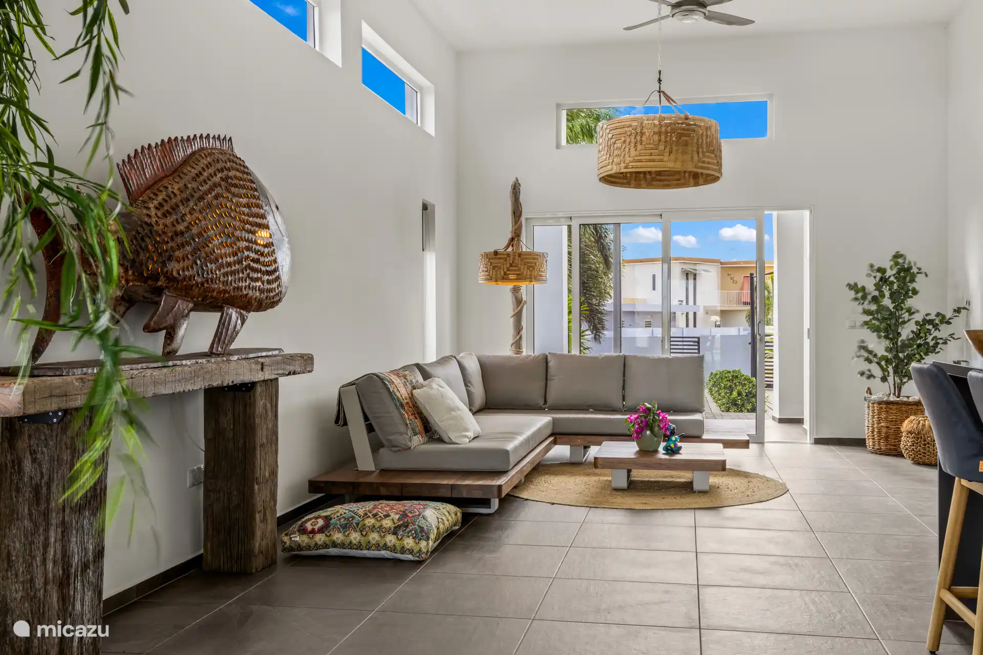 Sfeervolle zithoek met comfortabele bank, een heerlijke plek om te ontspannen