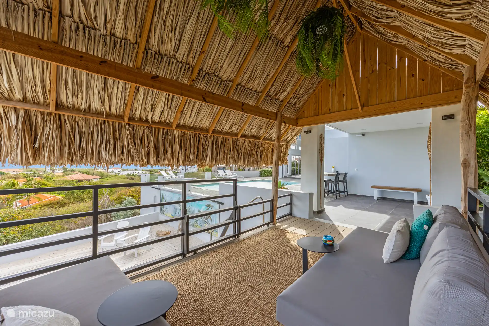 Onder de ruime palapa vind je een comfortabele zitbank waar je heerlijk kunt relaxen en genieten van de rust en het Caribische buitenleven.