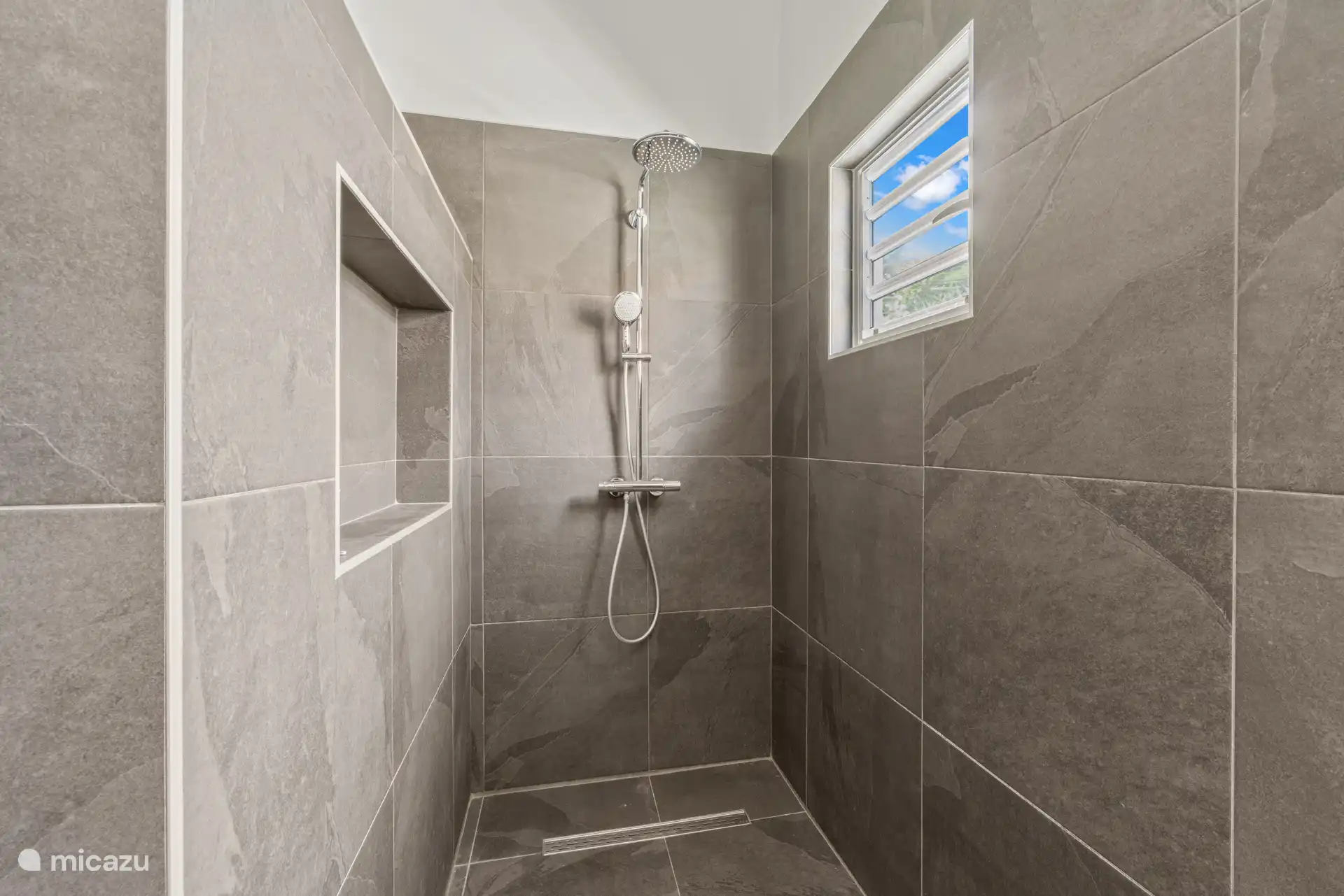 Ruime, aparte douche die zorgt voor extra comfort naast het ligbad