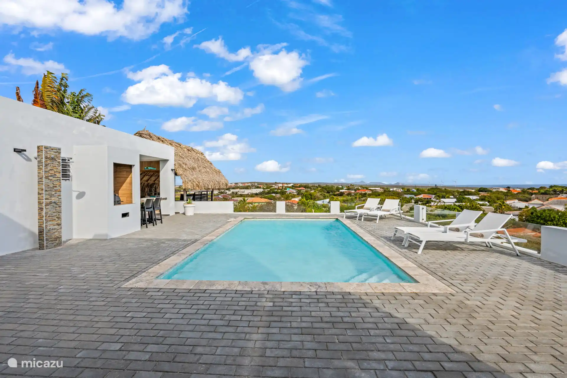 Ruim zwembad met een prachtig wijds uitzicht over de omgeving. Hier kun je in alle rust genieten van de zon, een frisse duik nemen en helemaal ontspannen