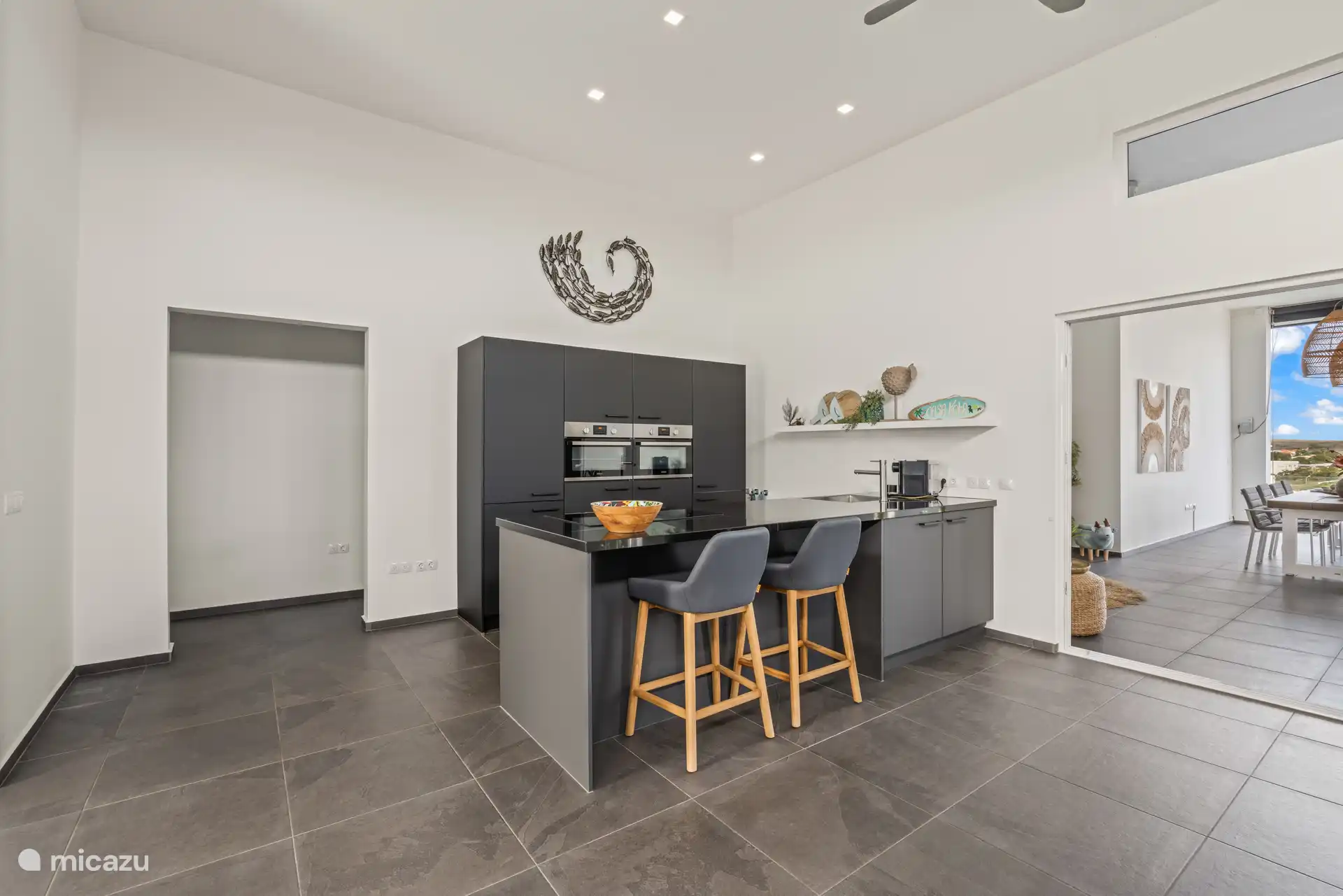 Open keuken met een gezellig barretje waar je met z’n tweeën even kunt zitten en genieten van een drankje