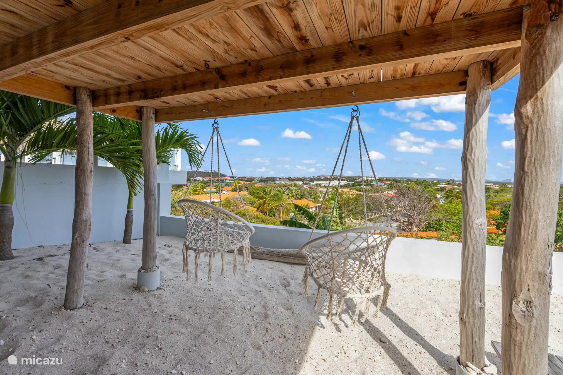 Twee comfortabele hangstoelen met prachtig uitzicht, de perfecte plek om even helemaal tot rust te komen