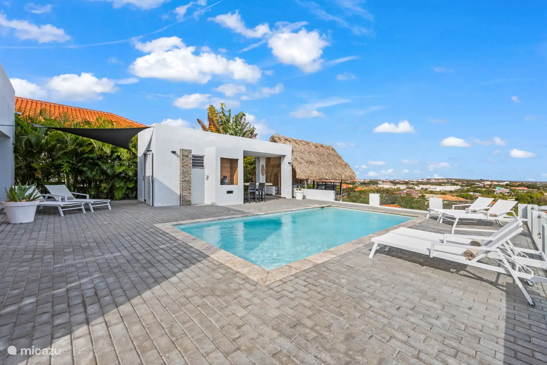 Genieten bij het zwembad in alle rust, met volop ruimte om te zonnen en te ontspannen