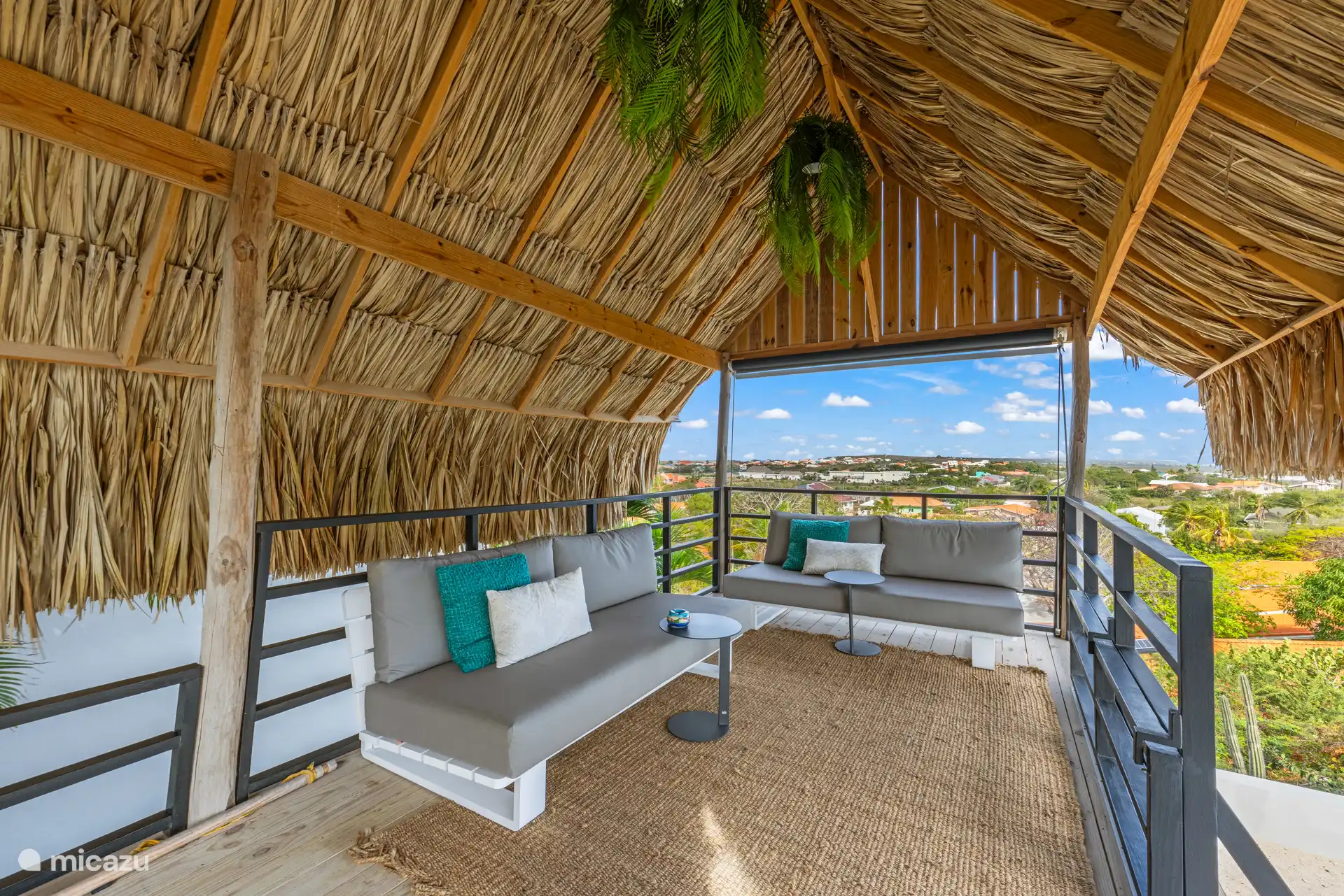 Ruime palapa met comfortabele loungeplek