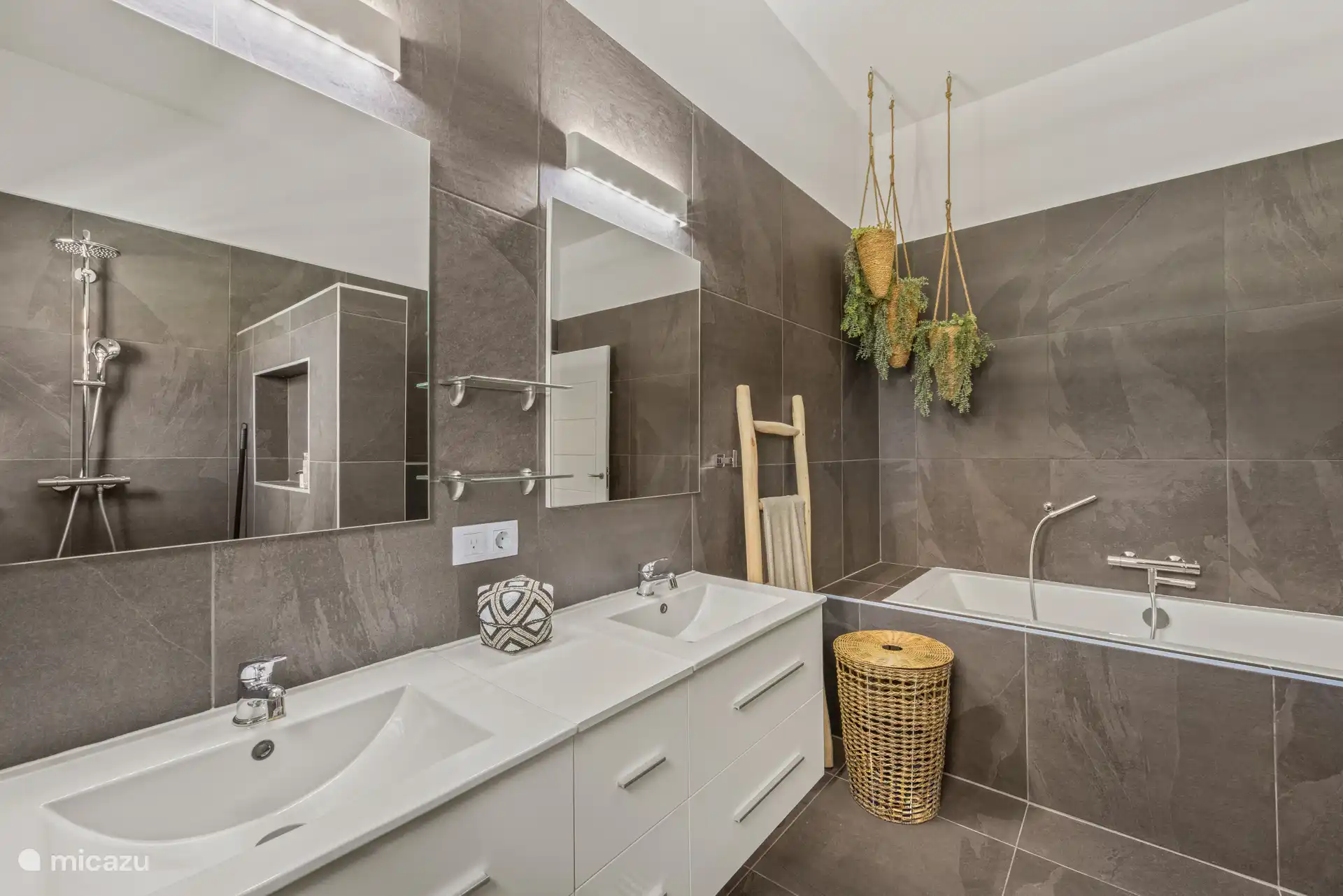 Vanuit een andere hoek zie je de ruime en luxe opzet van de badkamer met alle comfort