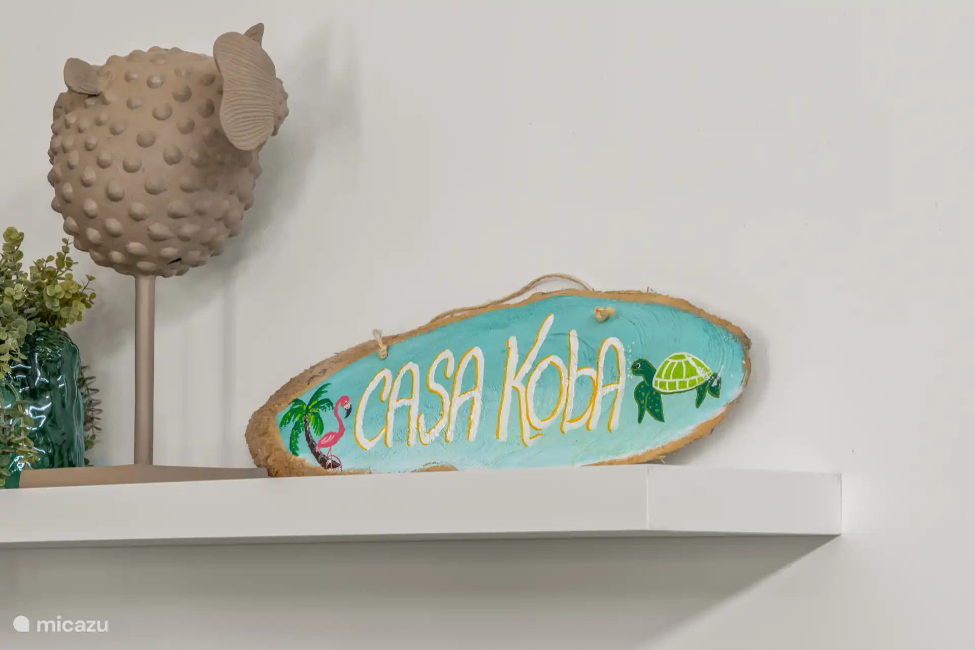 Sfeervol detail met het Casa Koba bordje, een warm welkom bij aankomst.