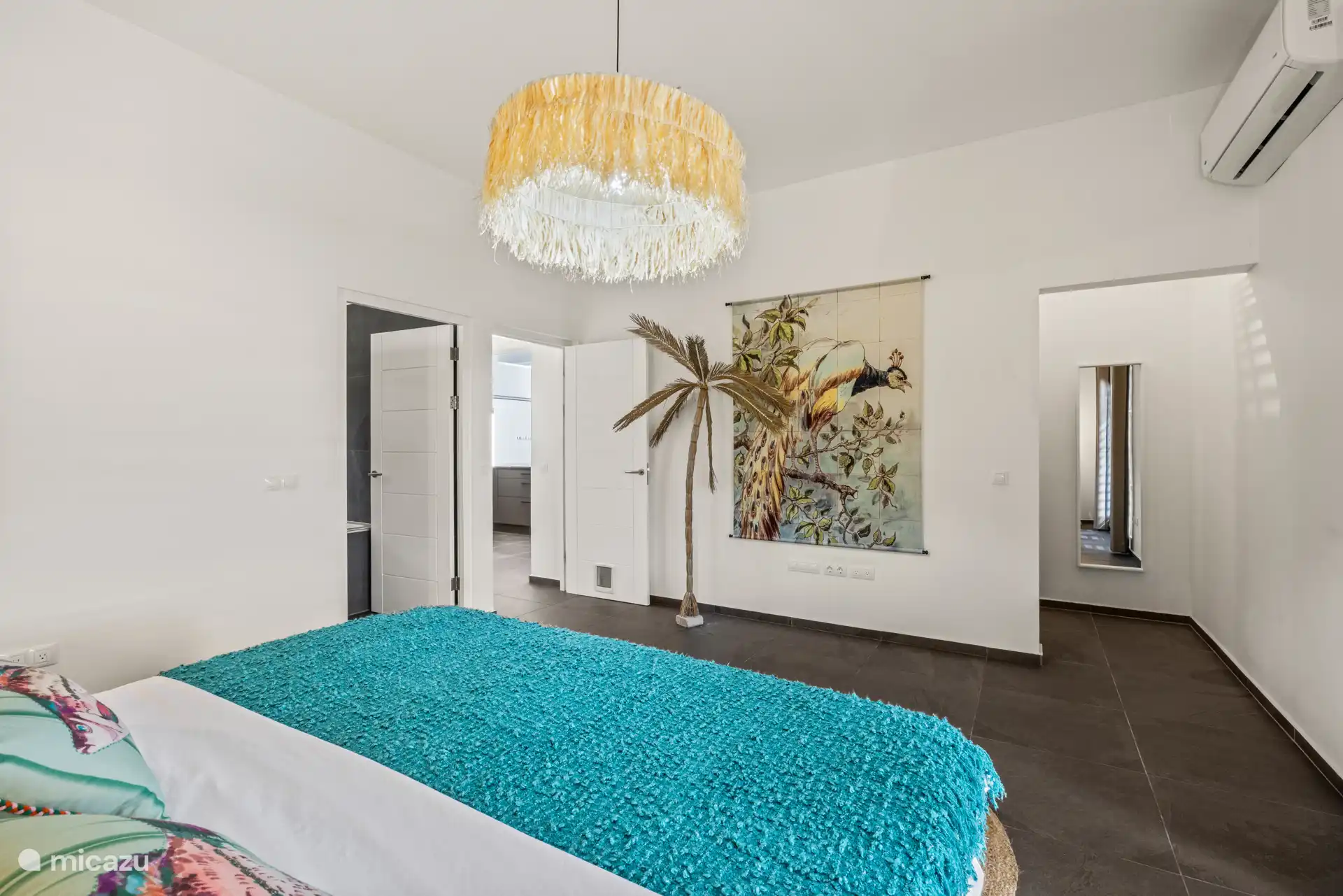 Stijlvolle en luxe slaapkamer met een warme en ontspannen uitstraling