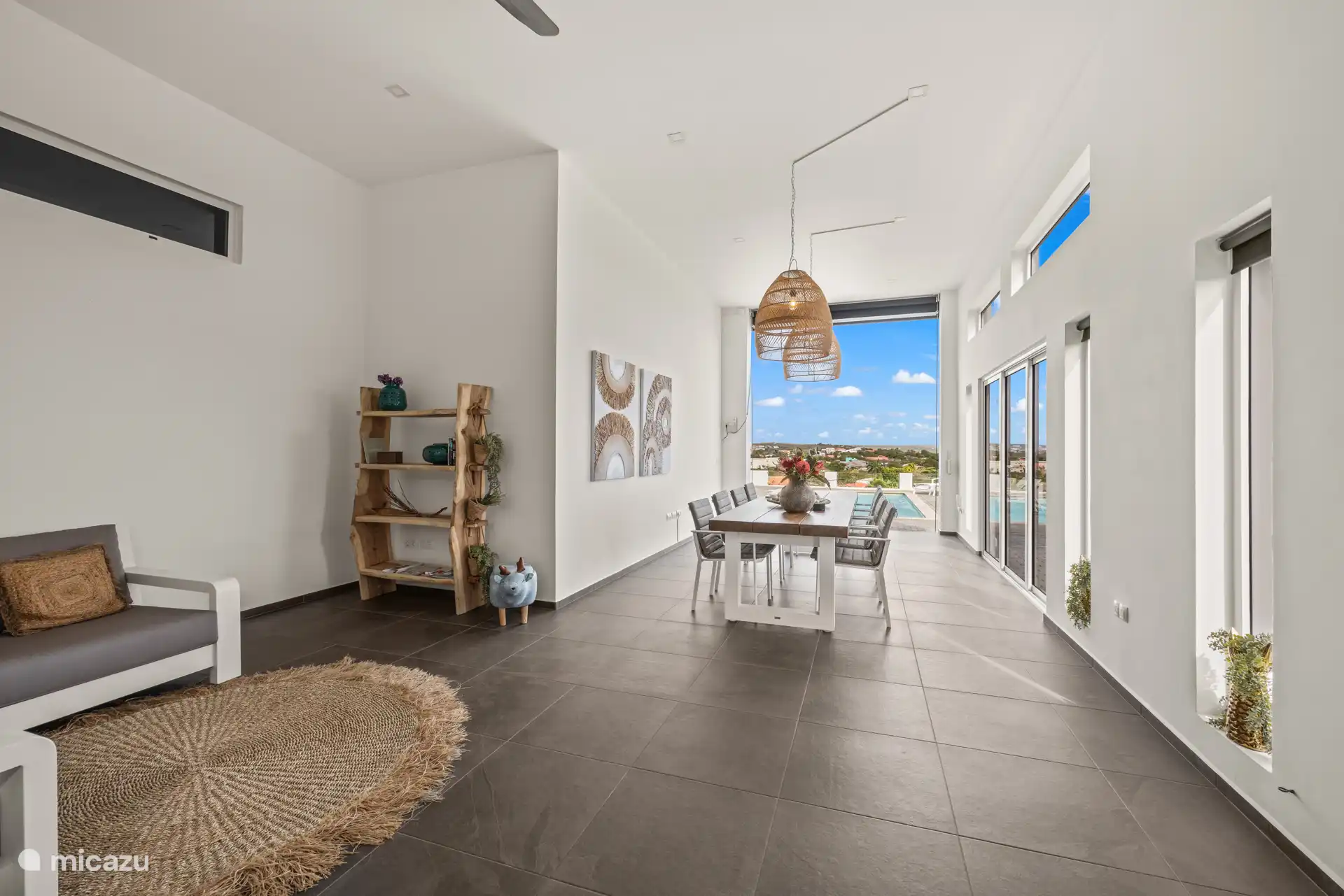 Grote eettafel voor 8 personen waar binnen en buiten mooi in elkaar overlopen, perfect voor lange en gezellige diners