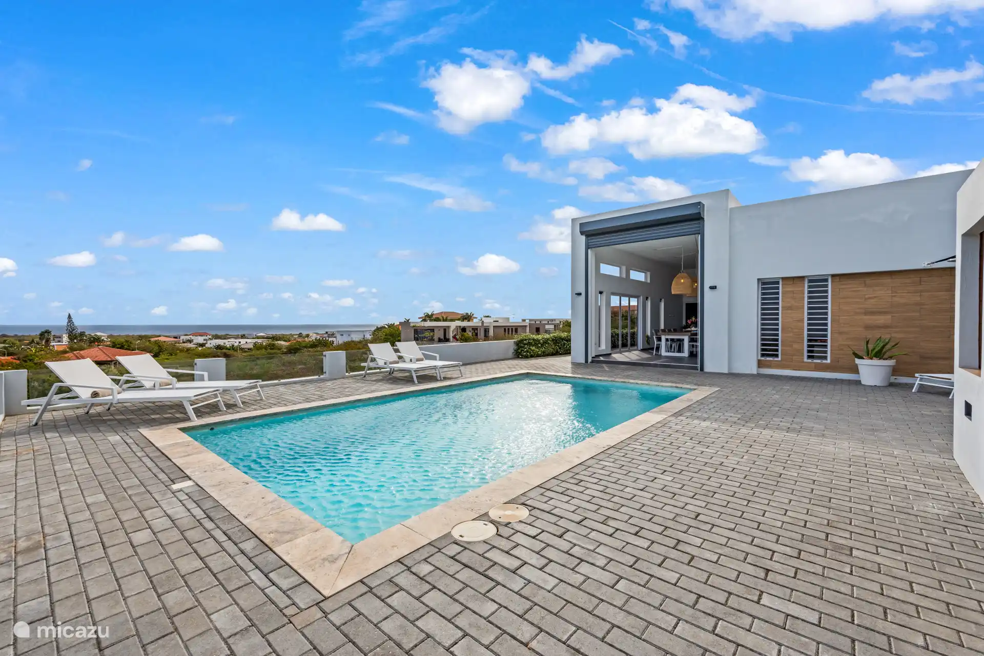 Een fijne plek om af te koelen en te relaxen, met genoeg ruimte rondom het zwembad om te genieten van de zon