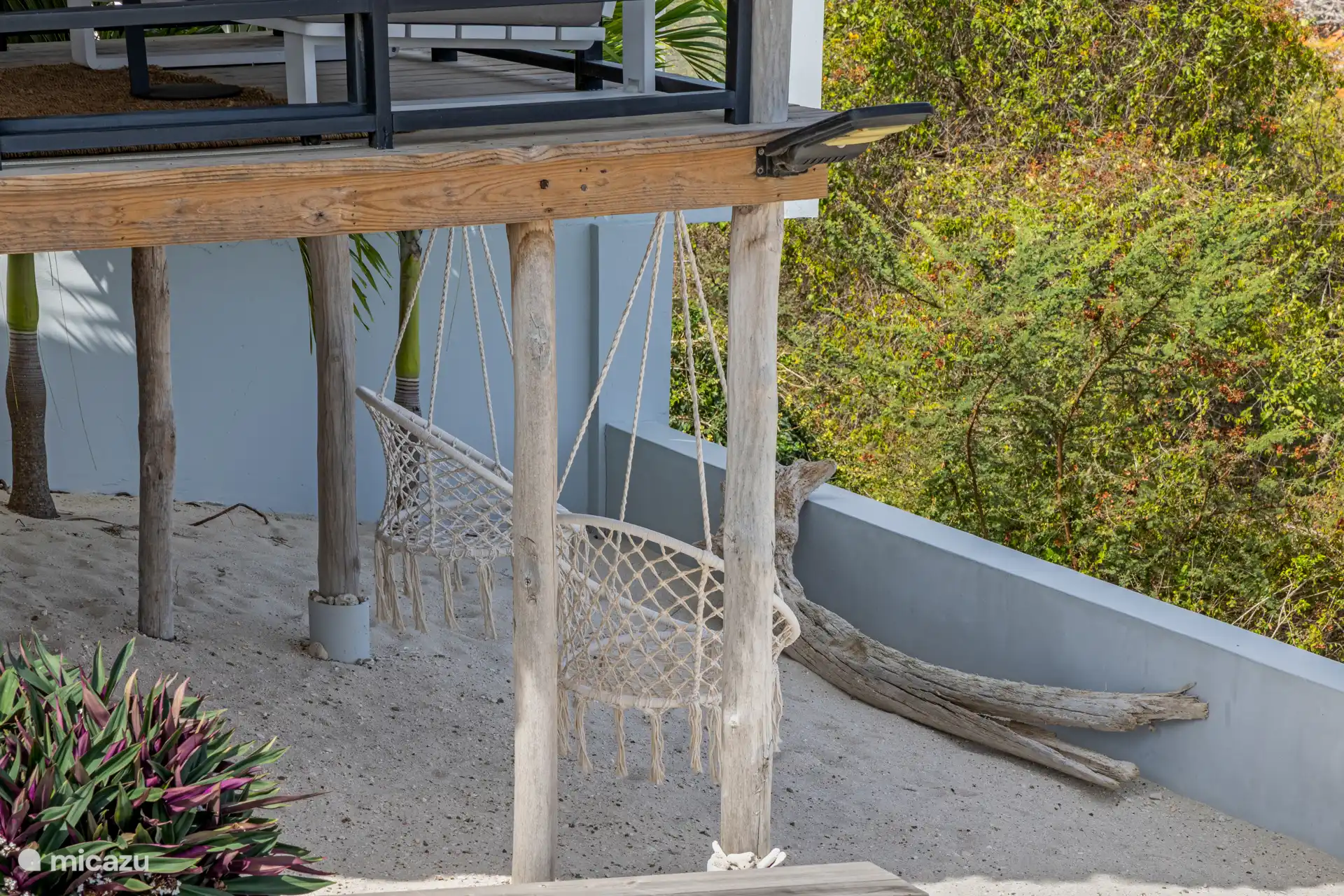 Comfortabele hangstoelen waar je heerlijk kunt ontspannen