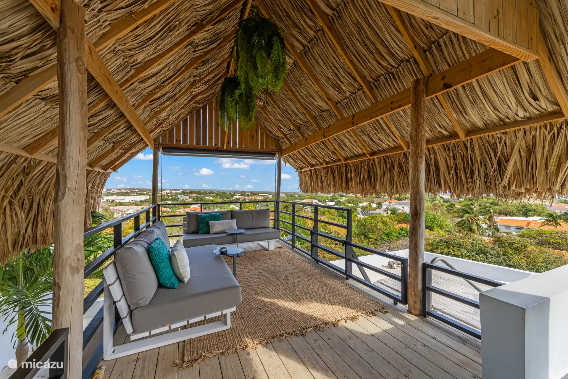 Ruime palapa met een comfortabele zitbank, de perfecte plek om te ontspannen in de schaduw en te genieten van het buitenleven